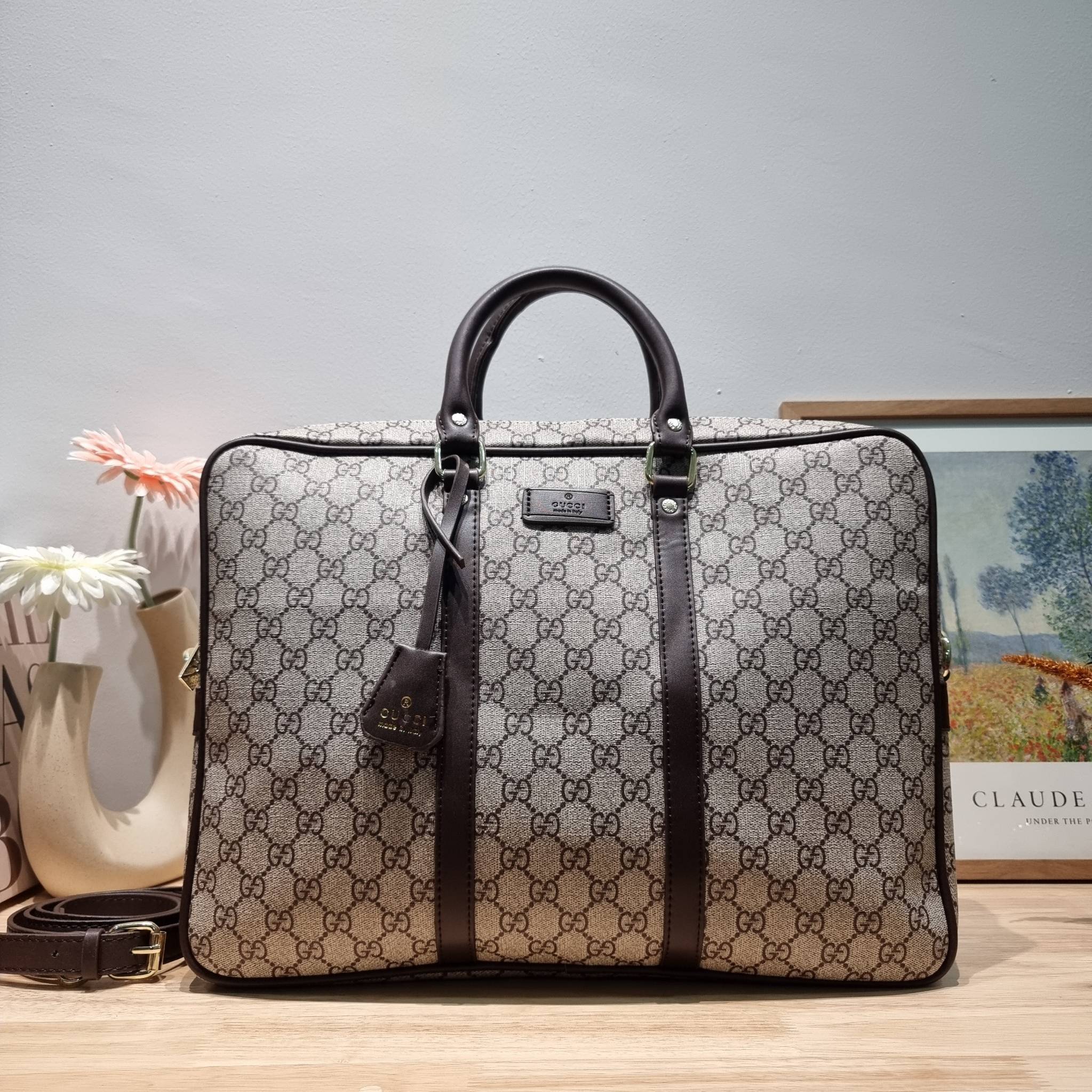 GUCCI BRIEFCASE / GG Supreme work bag / GG laptop bag / GG CLASSIC BRIEFCASE MESSENGER ไอเท็มสุดปัง!! ที่เหมาะสำหรับคนทำงานออฟฟิศมากๆ กระเป๋าถือรุ่นคลาสสิค ใส่เอกสาร โน๊ตบุ้ค อุปกรณ์การทำงานต่างๆได้สบายมาก