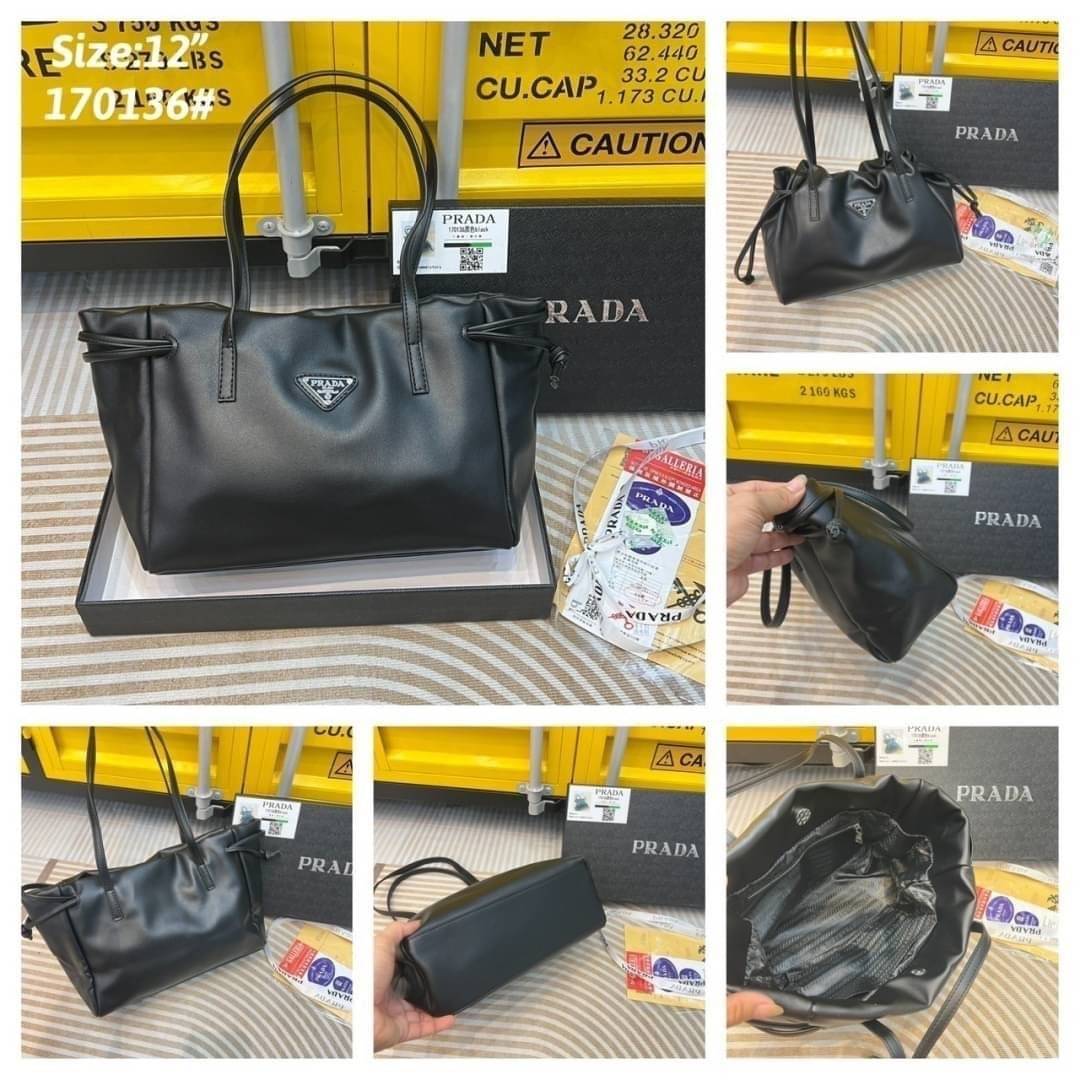 PRADA medium leather handbag กระเป๋าสะพายไหล่ดีไซน์สวยใช้งานง่าย สะเทือนวงการแฟชั่นแบบสุด! สาวๆหนุ่มๆติดแกลมต้องไม่พลาด สวยดูแพง