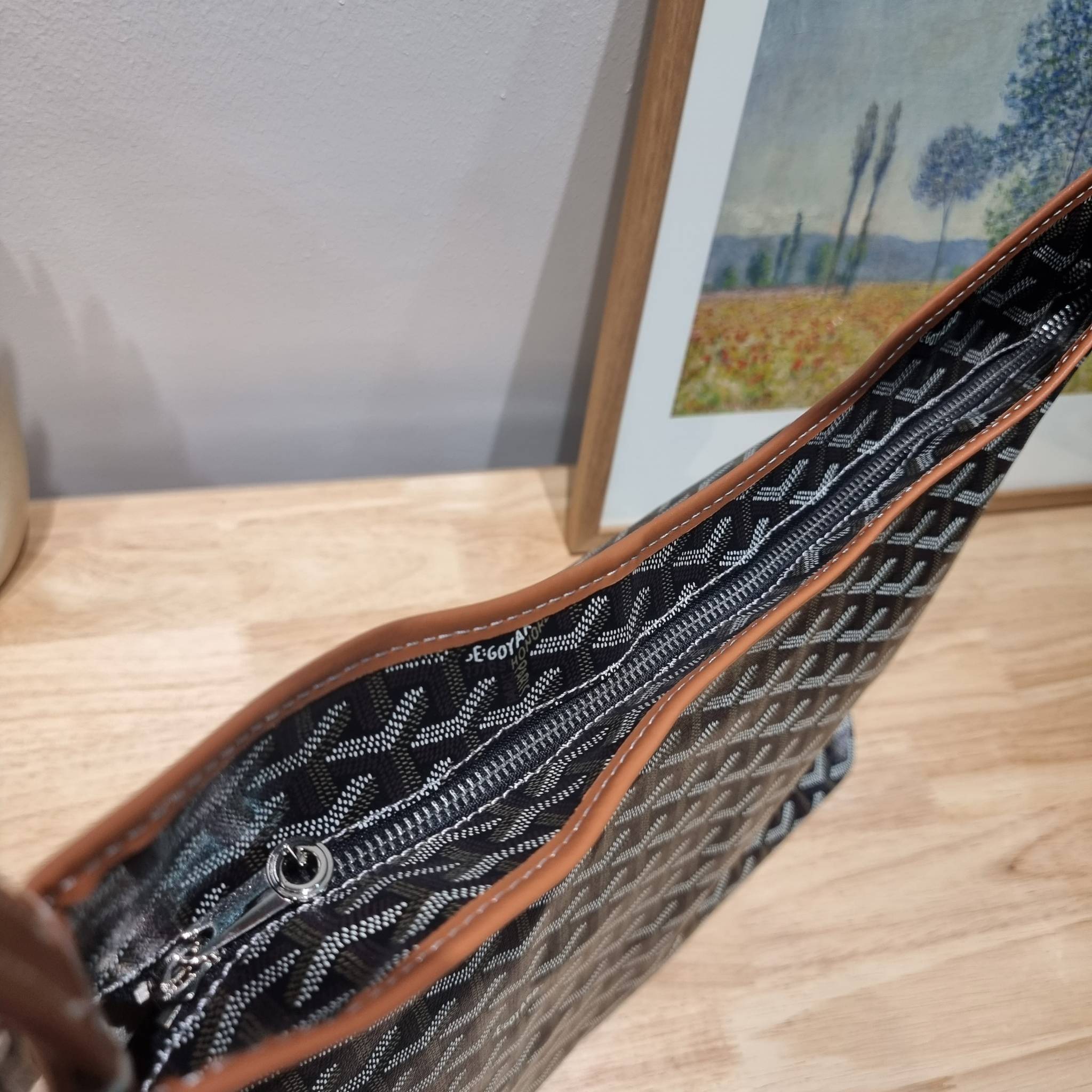 GOYARD BOHEME HOBO BAG / GOYARD HOBO กระเป๋าสะพายทรงโฮโบ ใบใหญ่จุใจ!! มาครบสีขายดี เลิศทุกสี รูปทรงคลาสสิค ดีไซน์เป็นเอกลักษณ์ วัสดุหนังแคนวาสพิมพ์ลายสวยคม ปากกระเป๋ามีซิปเปิด-ปิดกันของหล่นได้ ภายในโล่งกว้างมาก มาพร้อมสายคล้องในตัว ทนทาน สะพายสวยๆได้ทุกวั