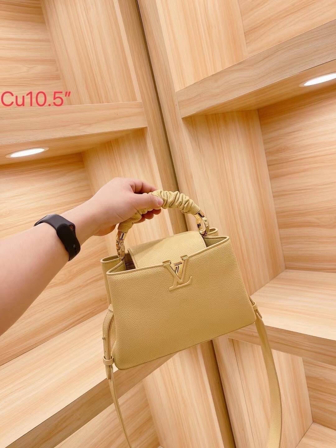 LV CAPUCINES BB top handle ที่สุดของความสวยในราคาเบาๆ กระเป๋าถือสุดหรู มาพร้อมหูจับหนังจับย่น ดีไซน์ทรงคลาสสิค ดีงามม้ากกกก!! ด้วยรูปทรงวินเทจ พร้อมส่งครบ box set ในราคาที่คุ้มที่สุด จัดเถอะค่า ยืนยันว่าสวยคุ้ม!!
