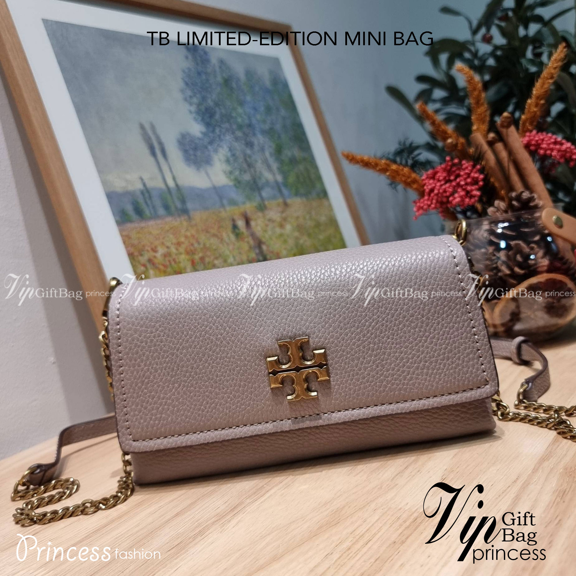 TORY BURCH LIMITED-EDITION MINI BAG รุ่นลิมิเต็ด ที่ sold out ไปแล้วหลายช็อป มีมาให้ช้อปที่นี่! กับกระเป๋าสะพายข้างทรงผู้ดี ไซส์มินิ ที่ผลิตมาในจำนวนจำกัด โดดเด่นด้วยอะไหล่ทองคลาสสิคหรูหรา และสายสะพายโซ่สลับหนัง ทำให้สะพายได้โดยไม่เจ็บไหล่