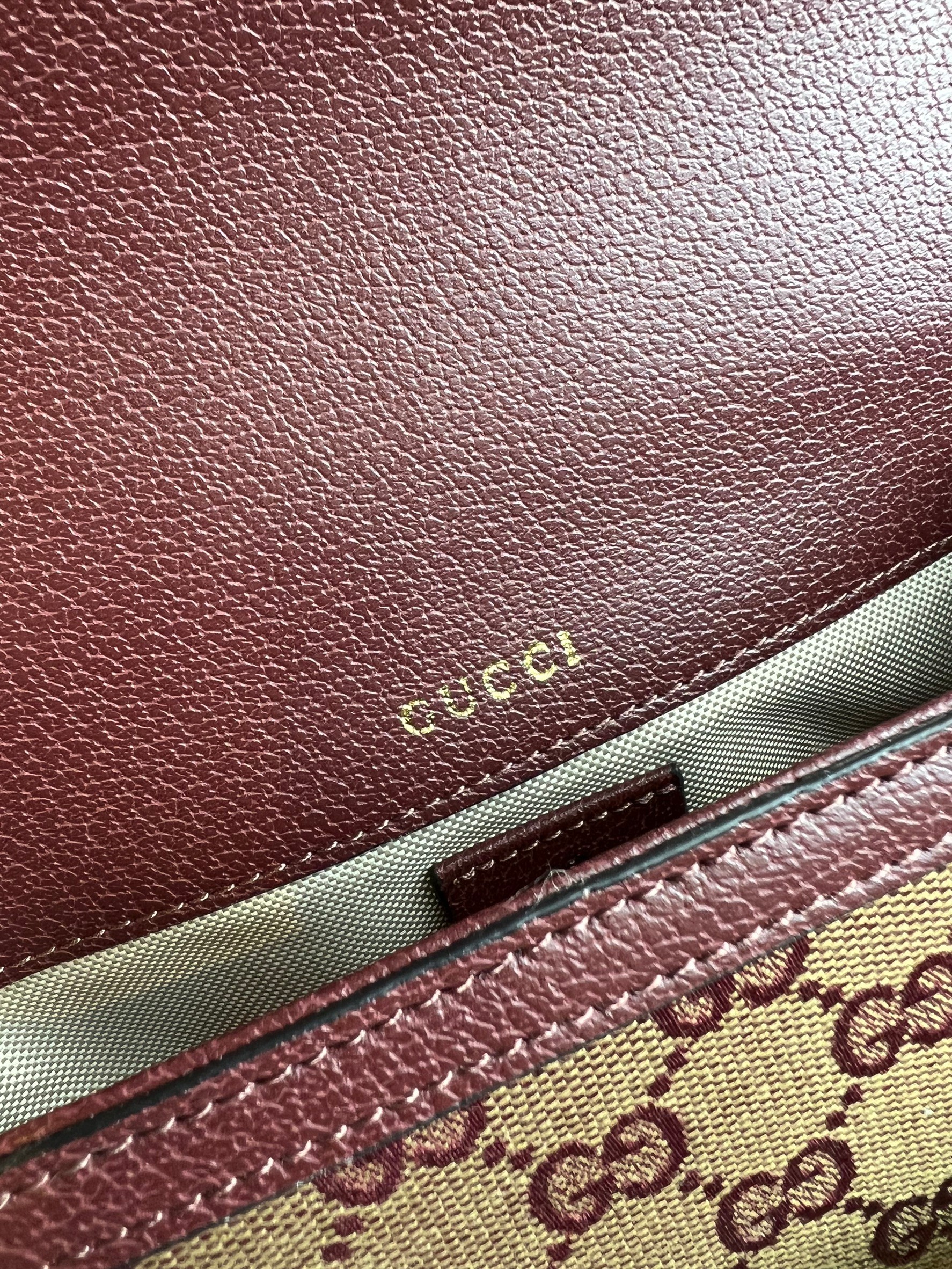 หนังแท้ GUCCI Horsebit 1955 mini bag GG Supreme canvas สีใหม่สวยมากกกก มีมาน้อยน้า สาวๆ ชอบรีบจัดเลยค่าา ที่สุดของรุ่นที่ฮอตหนักมาก คอลเลคชั่นที่ยอดขายดีตั้งแต่วันแรกที่ลง shop ด้วยรูปทรงที่กะทัดรัด ตอบโจทย์ได้ทุกลุค ทุกไลฟ์สไตล์ ใช้งานได้ง่ายคล่องตัว เรี