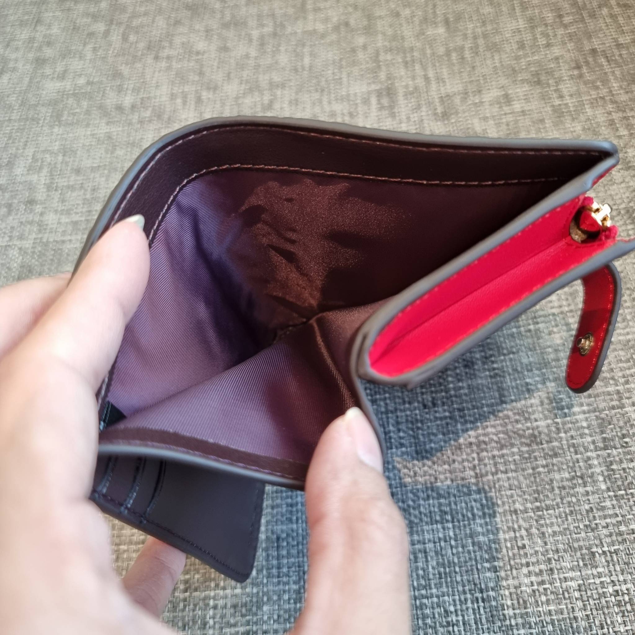 OUTLET 】COACH F25937 MEDIUM CORNER ZIP WALLET กระเป๋าสตางค์ใบกลาง 🔥 รุ่นหนังแก้วสุดฮอต!! สวยหรู ขนาดกำลังเหมาะมือ ดูดีดูแพงทุกสี มีช่องใส่บัตรและธนบัตรครบ และมีช่องแยกสำหรับใส่เหรียญ มาให้ครบเซ็ท พร้อมเสิร์ฟความสวยให้ถึงบ้านไปเลยจ้า