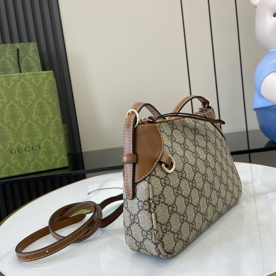 GUCCI GG Emblem small shoulder bag กระเป๋าสะพายคอลใหม่ ได้รับแรงบันดาลใจจากโลกแห่งการขี่ม้าดีไซน์คลาสสิคคงความเอกลักษณ์ สะพายไหล่ได้อย่างสง่างาม ขนาดน่าใช้มากๆ