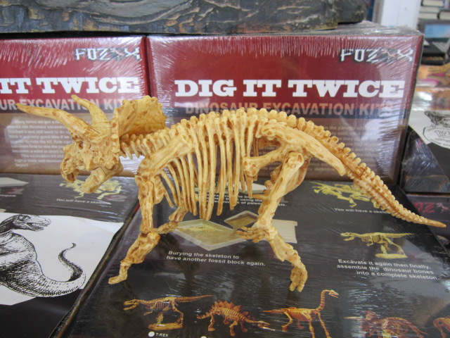 ชุดขุดฟอสซิลDig it Twice (แบบเล่นสองรอบ ขุดแล้วนำมาประกอบเป็นโมเดลได้)
