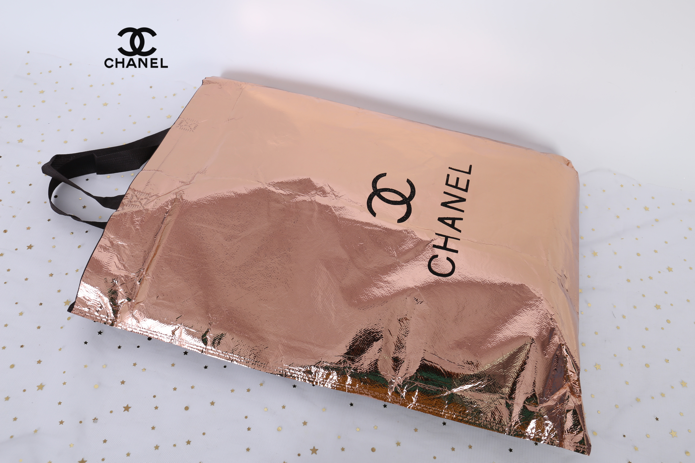 Chanel Tote canvas premium gift จากแบรนด์ Chanel กระเป๋าสะพาย Chanel Tote canvas โลโก้ปัก กระเป๋า ทรง Tote ผ้า canvas เนื้อหนาอย่างดี มีซับใน ด้านหน้าปักโลโก้แบรนด์หรู **จุดเด่นที่ หูจับมี 2 แบบคือ แบบสายหนัง และ โซ่ สามารถ สะพายไหล่ได้คะ ใบใหญุจุของคุ้ม