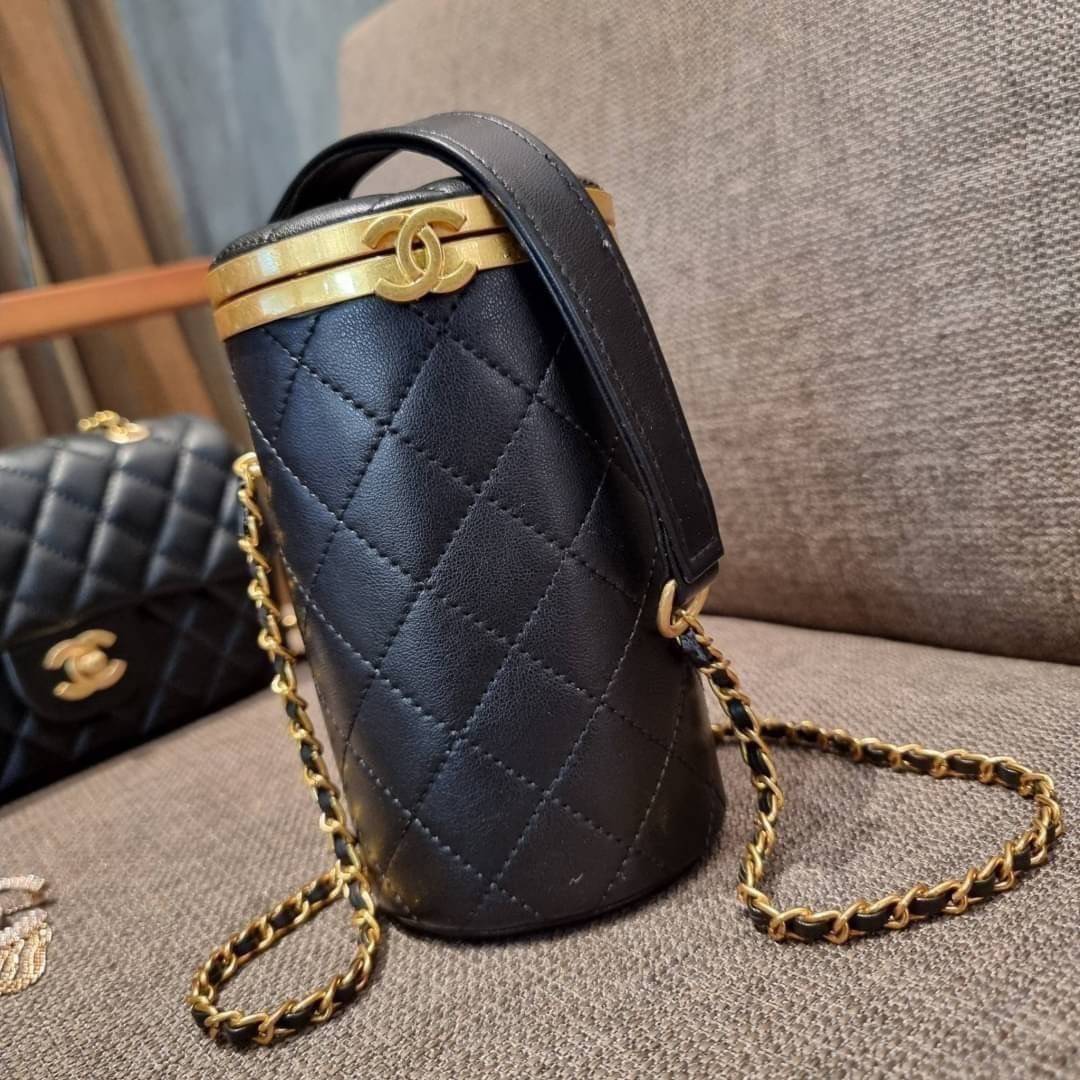 VIP 🥂 เซ็ทคือที่สุดของความคุ้ม CHANEL GIFT BOX SET สุดหรูชวนให้สะสม สุดยอดไอเท็มหายากพร้อมเสิร์ฟครบชุด สุดคุ้ม มาพร้อมกระเป๋าสะพายถึง 2 ใบ สุดหรูลิมิเต็ด หาไม่ได้ง่ายๆ ในคอลเลคชั่นภายในสีทอง และที่พิเศษยังมีน้ำหอมตัวท็อปมาให้อีก chanel no.5 ที่แสน