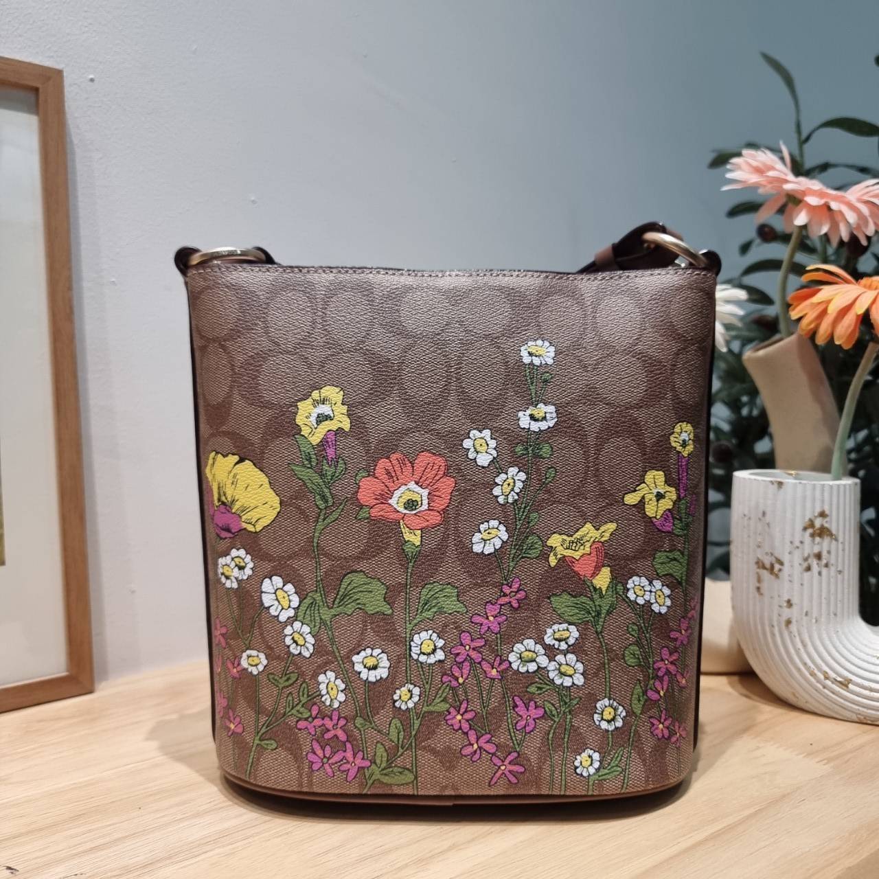 COACH CR155 SOPHIE BUCKET BAG IN SIGNATURE CANVAS WITH FLORAL PRINT กระเป๋าทรงบัคเก็ต ที่มีดีไซน์ลวดลายดอกไม้น่ารักน่าใช้ เกรดท็อปออริ 1:1 สลับแท้