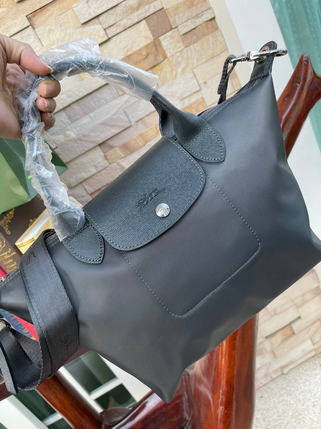 ของแท้ 💯% Longchamp LE PLIAGE NÉO TOP HANDLE BAG (small size) อีกหนึ่งรุ่นยอดนิยม ที่สาวๆ ต้องมีไว้เก็บไว้สักใบ กระเป๋าโท้ทใบนี้ มาพร้อมกับสีที่มีสไตล์เรียบง่าย