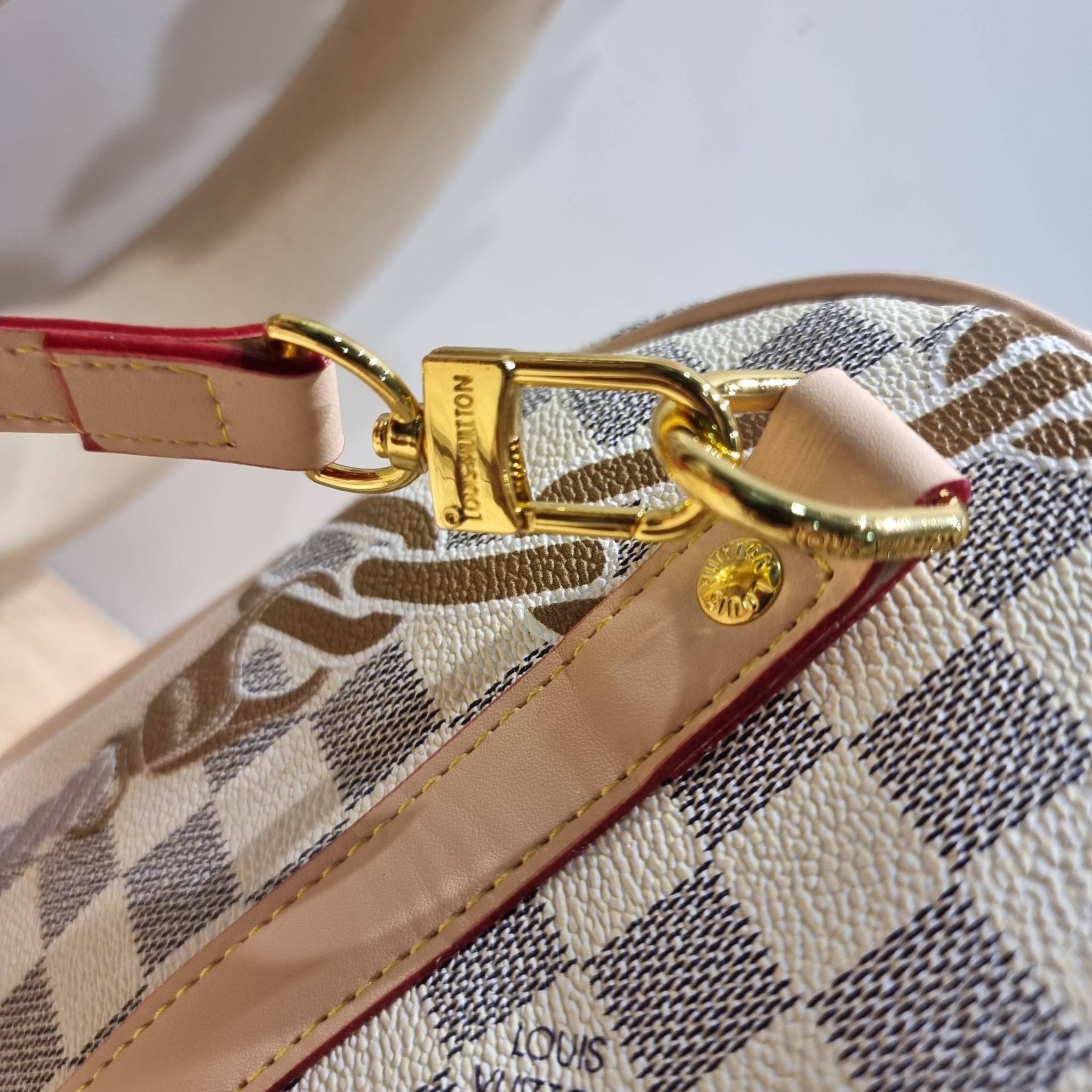 LV Speedy Bandoulière 25 Damier Azur กระเป๋าทรงหมอน รุ่นท็อปฮิต กับดีไซน์ใหม่ต้อนรับฤดูร้อน โดดเด่นด้วยวัสดุแคนวาสตกแต่งลายพิมพ์ไม่เกร่อ วัสดุหนังแคนวาส