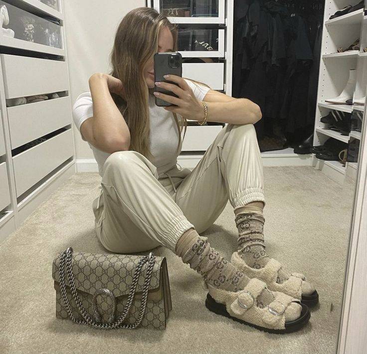 Gucci Small Dionysus GG Shoulder Bag ฮอตสุดไม่มีใครเกิน สวยจริงไม่ทิพย์!! GC CROSSBODY BAG WITH GWP สุดคุ้มจาก duty free กับกระเป๋าสะพายรุ่นที่สาวๆต้องไม่พลาด!! ดึงดูดและสะกดสายตาด้วยอะไหล่ดีเทลหรูรูปหัวสิงโต วัสดุหนังแคนวาส ทนทาน ดูแลรักษาง่าย เปิด-ปิดด้