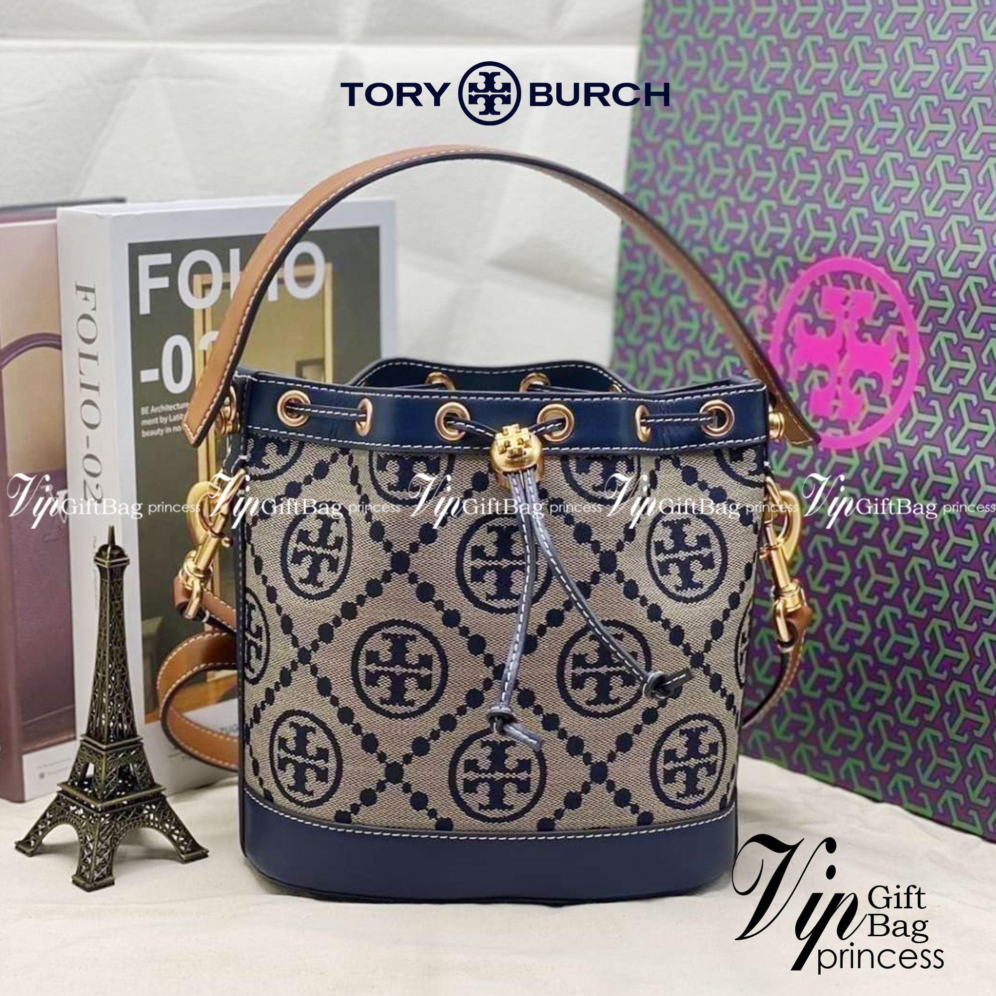 Medium Tory Burch T Monogram jacquard bucket bag กระเป๋าทรงบัคเก็ตลายโมโนแกรม ที่ได้รับแรงบันดาลใจมาจากโลโก้สุดคลาสสิก กลับมาอีกครั้งในรูปแบบของ ลวดลาย T Monogram ที่ผสมผสานความร่วมสมัยเข้ากับความเป็นเอกลักษณ์ของแบรนด์เข้าไว้ด้วยกัน