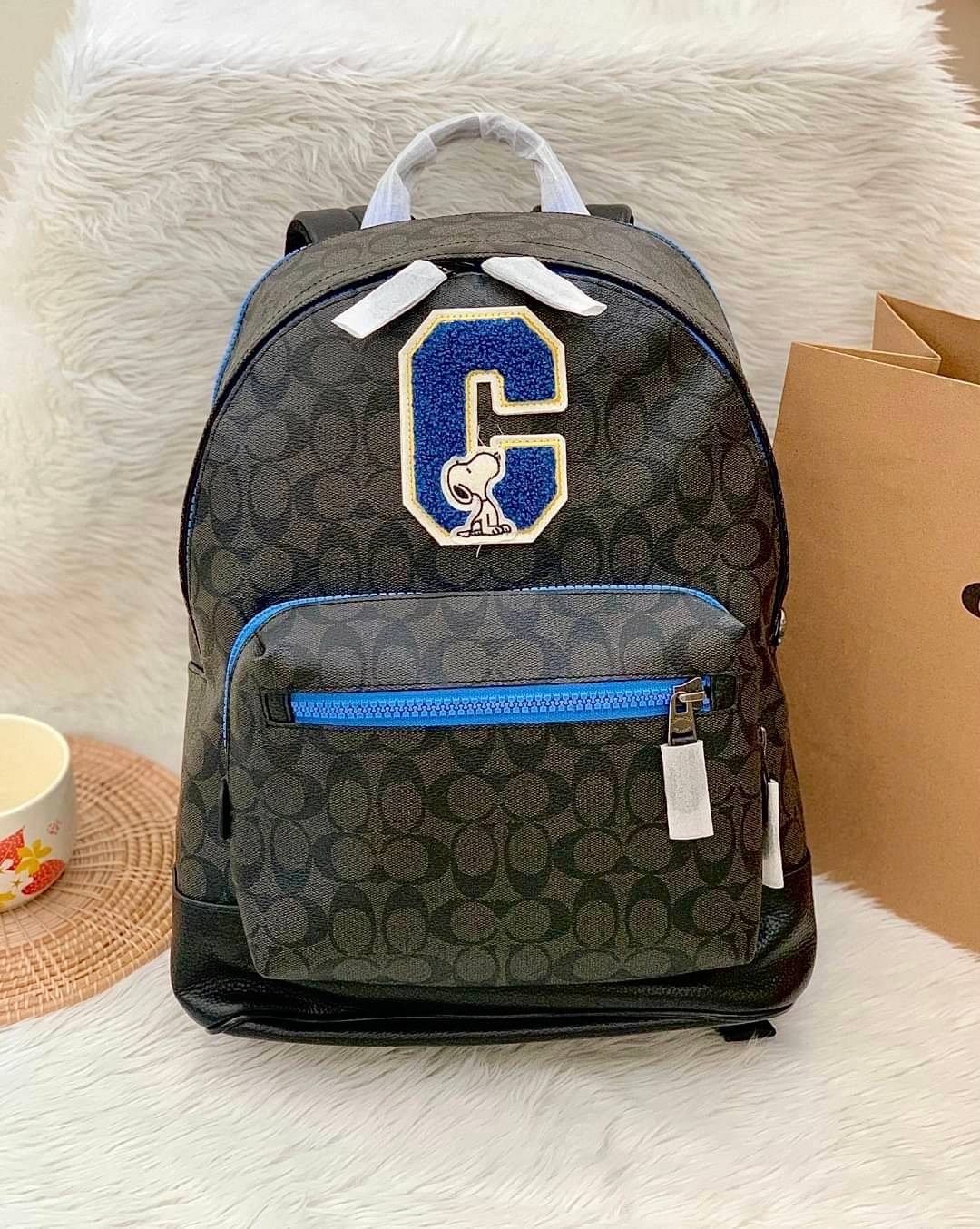เป้รุ่นใหญ่ คู่ใจไปไหนไปกันค่าาา 🔺ใช้ได้ทั้งชาย//หญิง นะคะรุ่นนี้ Coach C5511 X Peanuts West Backpack In Signature Canvas With Varsity Patches 📌พร้อมส่ง! กระเป๋าสะพายหลังแบบมีหูหิ้ว หนังแท้อย่างดี หนังนิ่มมือดีมากค่ะ! 🌈จุดเด่นตรงด้