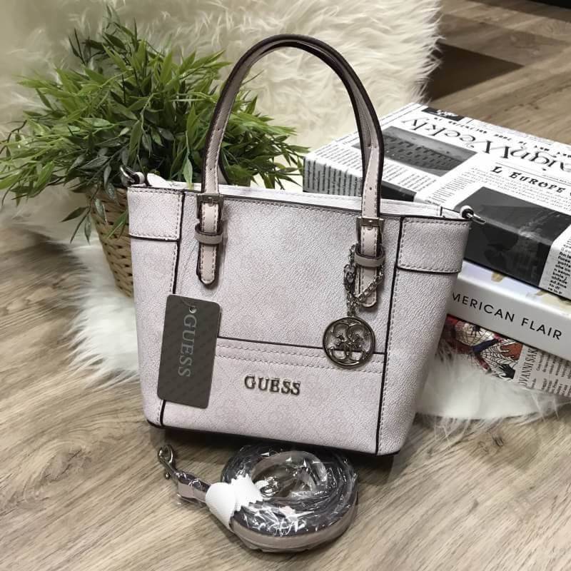 GUESS SAFFIANO MINI CROSS BODY BAG กระเป๋าถือหรือสะพายรุ่นใหม่ล่าสุดจาก GUESS หนัง Saffiano ลาย GUESS สวยหรูอยู่ทรงสไตล์ PRADA ขนาดกำลังดี น้ำหนักเบา ด้านหน้าประดับโลโก้แบร์น พร้อมพวงกุญแจโลโก้แบรนด์ห้อยที่หูกระเป๋าสามารถถอดเเยกใช้ได้ เปิดปิดด้วยซิปสะดวกใ