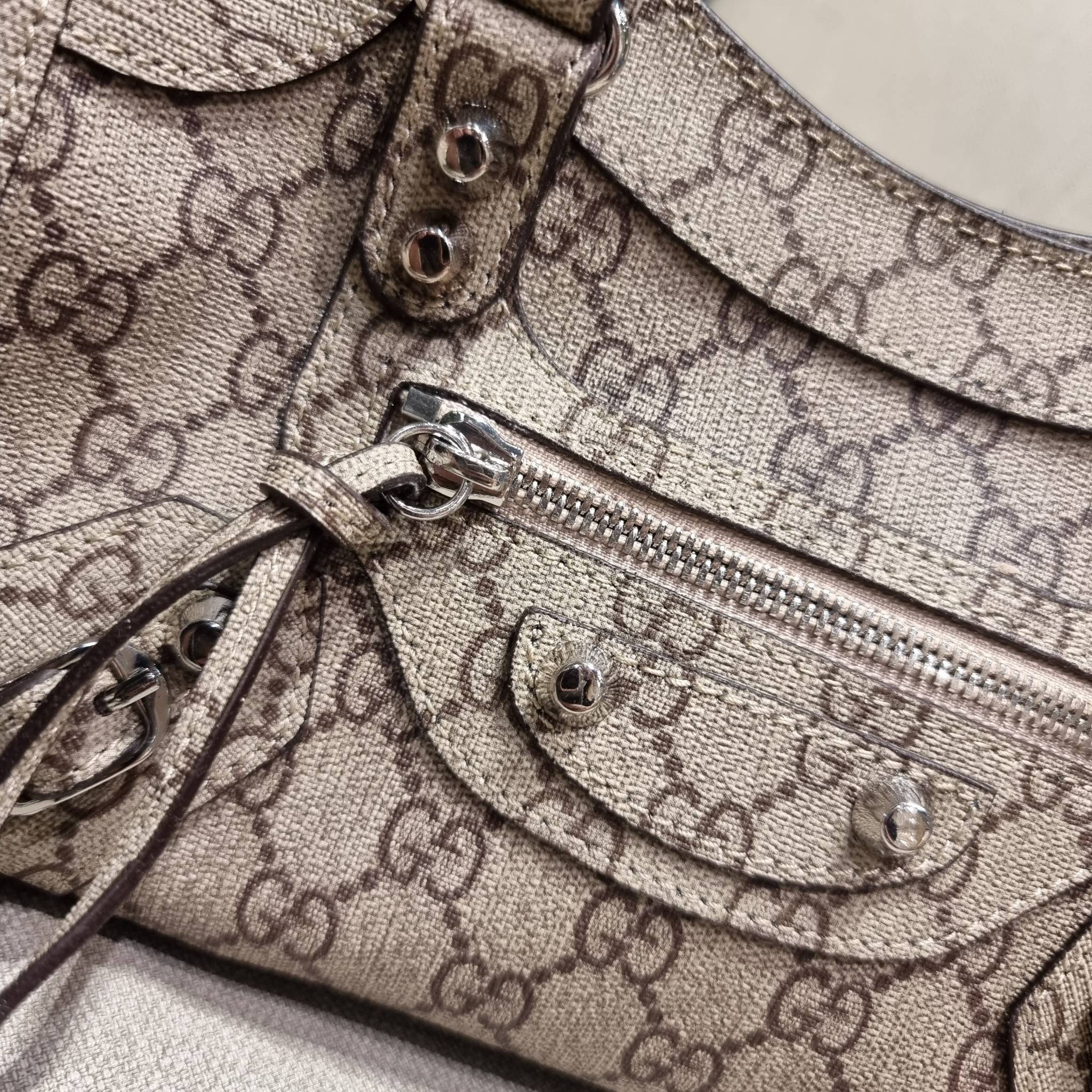 ไซส์ใหม่ กับรุ่นคอลแลบอีกหนึ่ง ที่ฮอตติดลมไม่เลิก!! Gucci×Balenciaga neo classic small bag กระเป๋าถือ/สะพายข้างที่โดดเด่นในสไตล์ที่ไม่ซ้ำ ไม่เกร่อ ดีไซน์มีกิมมิคและลูกเล่นแพรวพราว ทั้งหนังรูดซิป ทั้งหูจับ ทั้งความตกแต่ง มีดีเทลอัพราคาไปหมด วัสดุหนังแคนวาส