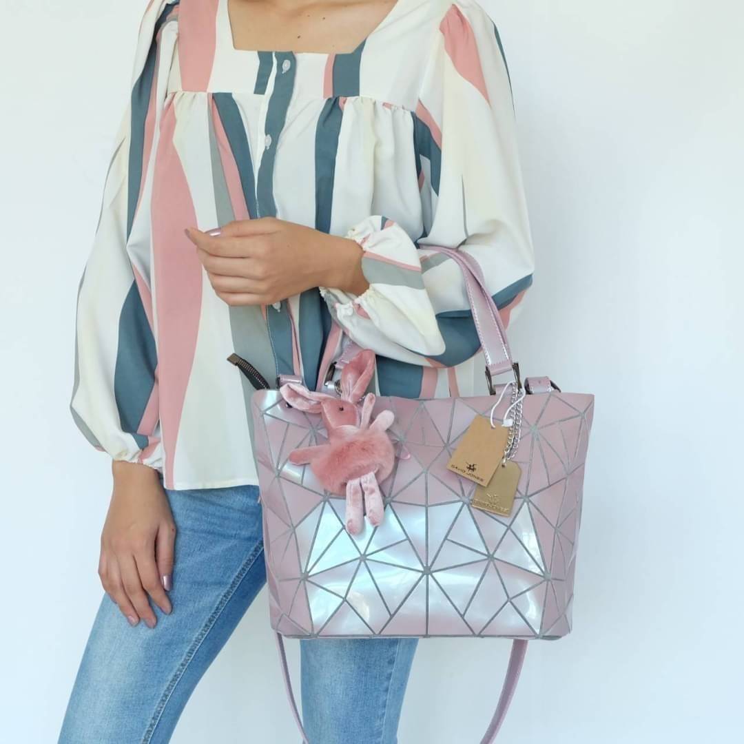 David Jones กระเป๋าสะพายข้างดีไซน์เกร๋มาก สีสวยหรูมาก ขนาดกะลังดีเลย ปรับทรงได้ 2 แบบ น่ารักมาก สี Rose pearl สวยที่สุด มาพร้อมกระต่ายเข้า set เลิศคะ