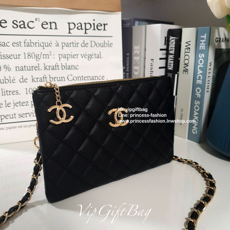 กระเป๋าคลัทช์&ครอสบอดี้ **ทรงหรู จากงาน CHANEL VIP GIFT(GIFT WITH PURCHASE) จากเคาเตอร์ต่างประเทศ จากแบรนด์ CHANEL ลายหนัง CAVIER ของแท้ 100% ด้านหน้าประดับโลโก้แบรนด์สีทอง เปิดปิดด้วยซิป อะไหล่ทอง ด้านในปั้ม MADE IN ITALY ด้านหนึ่งเป็นช่องซิปใส่โทรศัพท์ไ