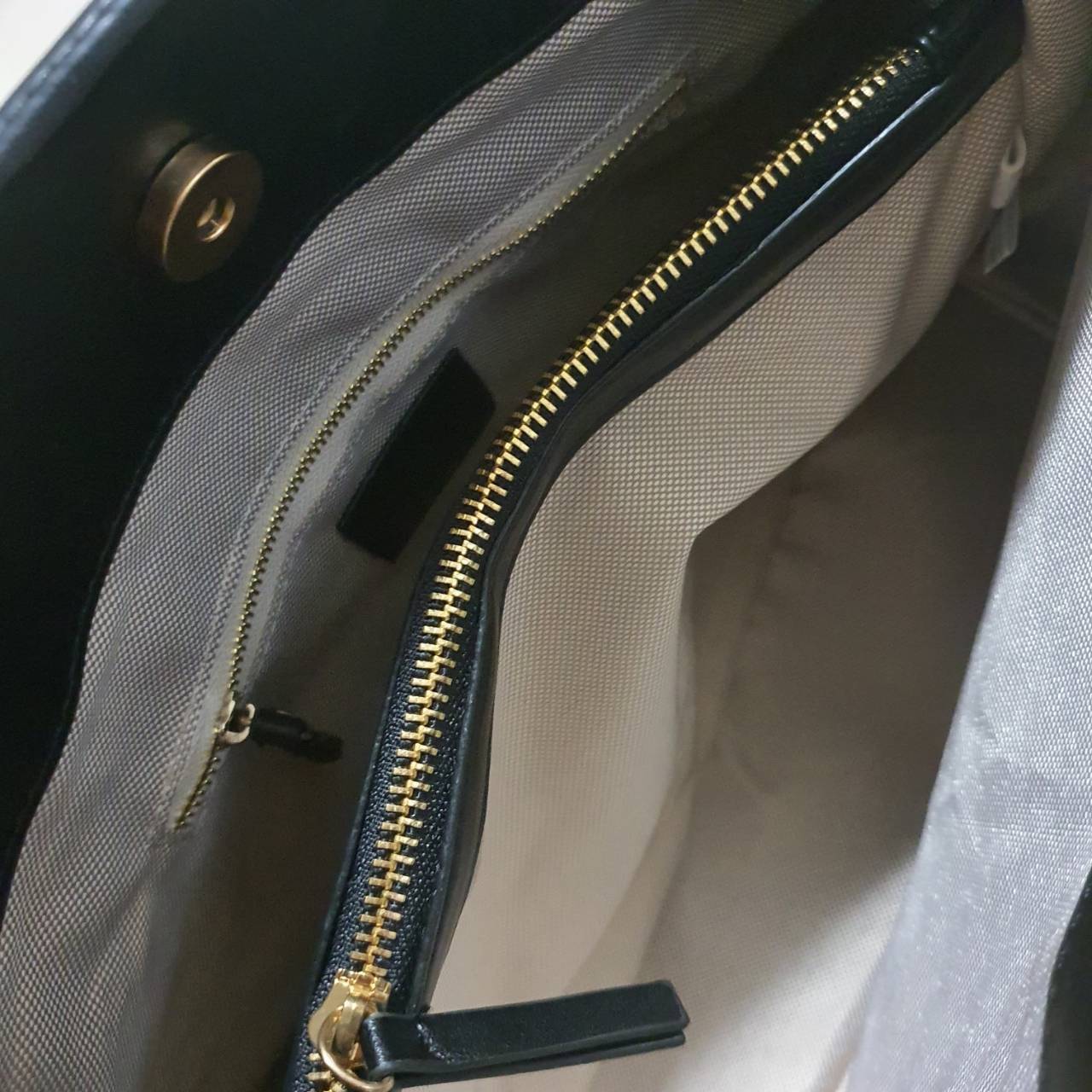 Tory Burch Kira chevron tote bag กระเป๋าทรง Tote สุดหรู ใบใหญ่ จุของได้เพียบ! วัสดุหนังแท้(Geniune Leather) หนังนิ่ม นุ่มมือมากกก มาพร้อมสายสะพายไหล่ต่อโซ่สลับหนัง อะไหล่ทองทั้งใบ ด้านข้างมีกระเป๋าเพิ่มทรงได้ ด้านในเปิดปิดด้วยกระดุมแม่เหล็ก มีช่องแบ่งใส่ข