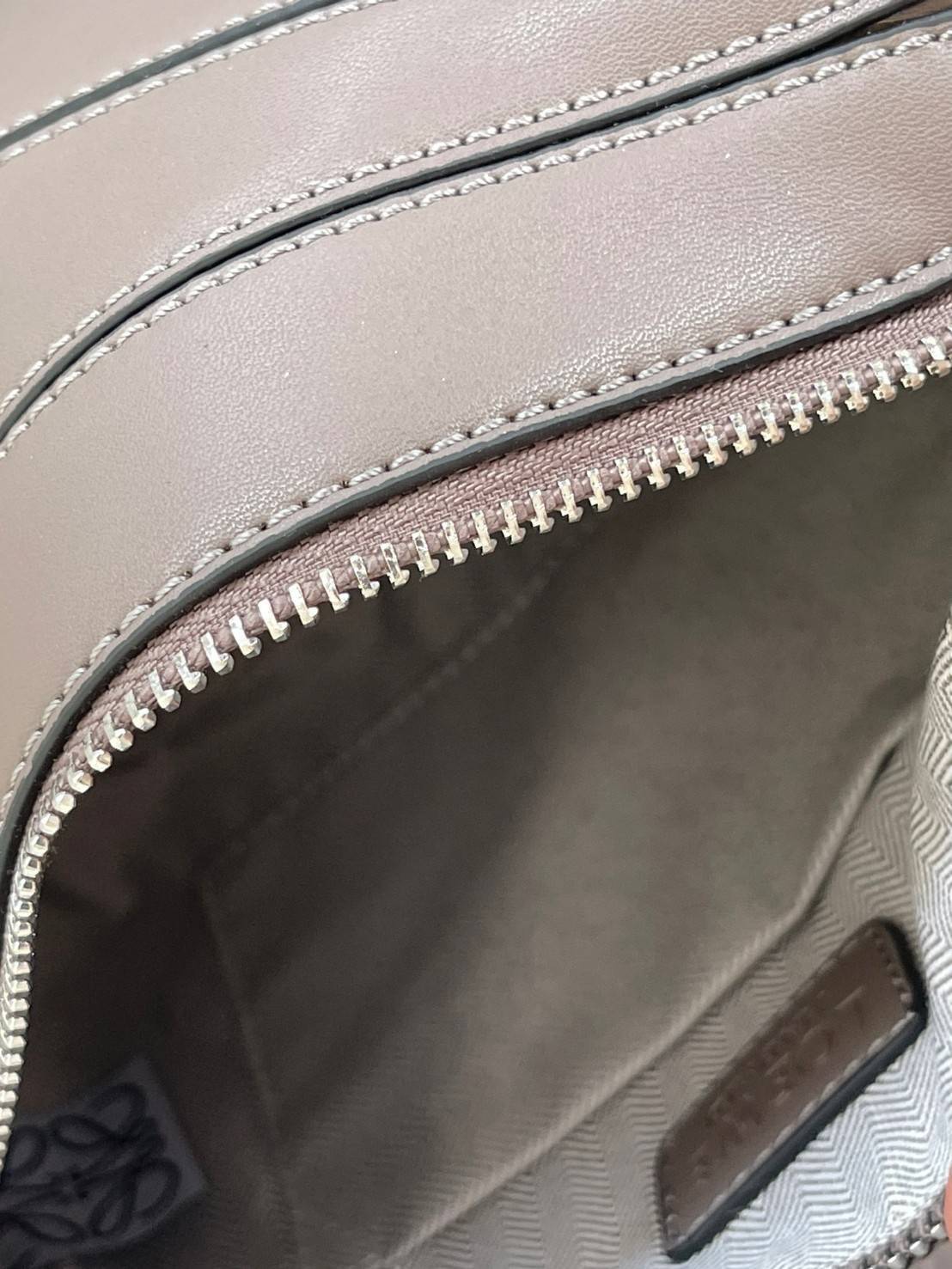 Loewe Puzzle Bag In Classic กระเป๋าทรง Puzzle นี้ออกแบบโดย Jonathan Anderson โดยได้รับแรงบันดาลใจในการออกแบบมาจากรูปทรงของลูกรักบี้ ดังนั้น จึงจะเห็นได้ว่าการตัดเย็บและรูปทรงของกระเป๋านั้นคล้ายคลึงกับลูกรักบี้ รูปทรงดูมินิมอลไม่ทิ้งคอนเซ็ปต์ของแบรนด์ สามา