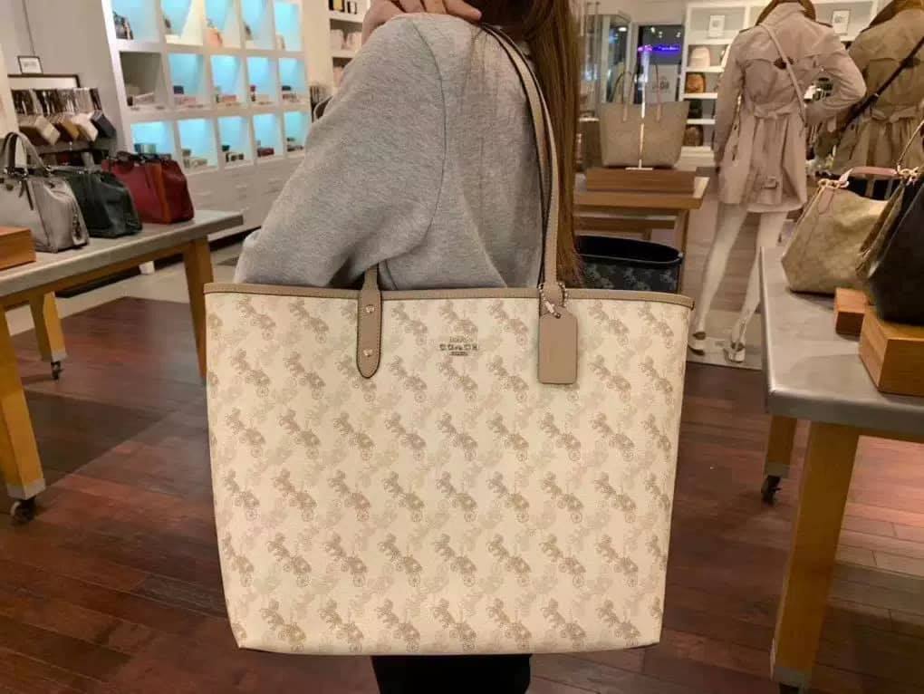 COACH 91107 REVERSIBLE CITY TOTE WITH HORSE AND CARRIAGE PRINT ใช้ได้ 2 ด้าน 🔺ทรง Tote รุ่นแนะนำค่ะ!! วัสดุ pvc อย่างดี นิ่มยวบตัวสวย ลายรถม้าทั้งใบค่ะ (ในไทยหายากค่ะลายนี้) 📌สามารถใช้ได้ทั้งด้านในและด้านนอกนะคะ สวยทั้ง2ด้านเลยทีเดียว เป็น