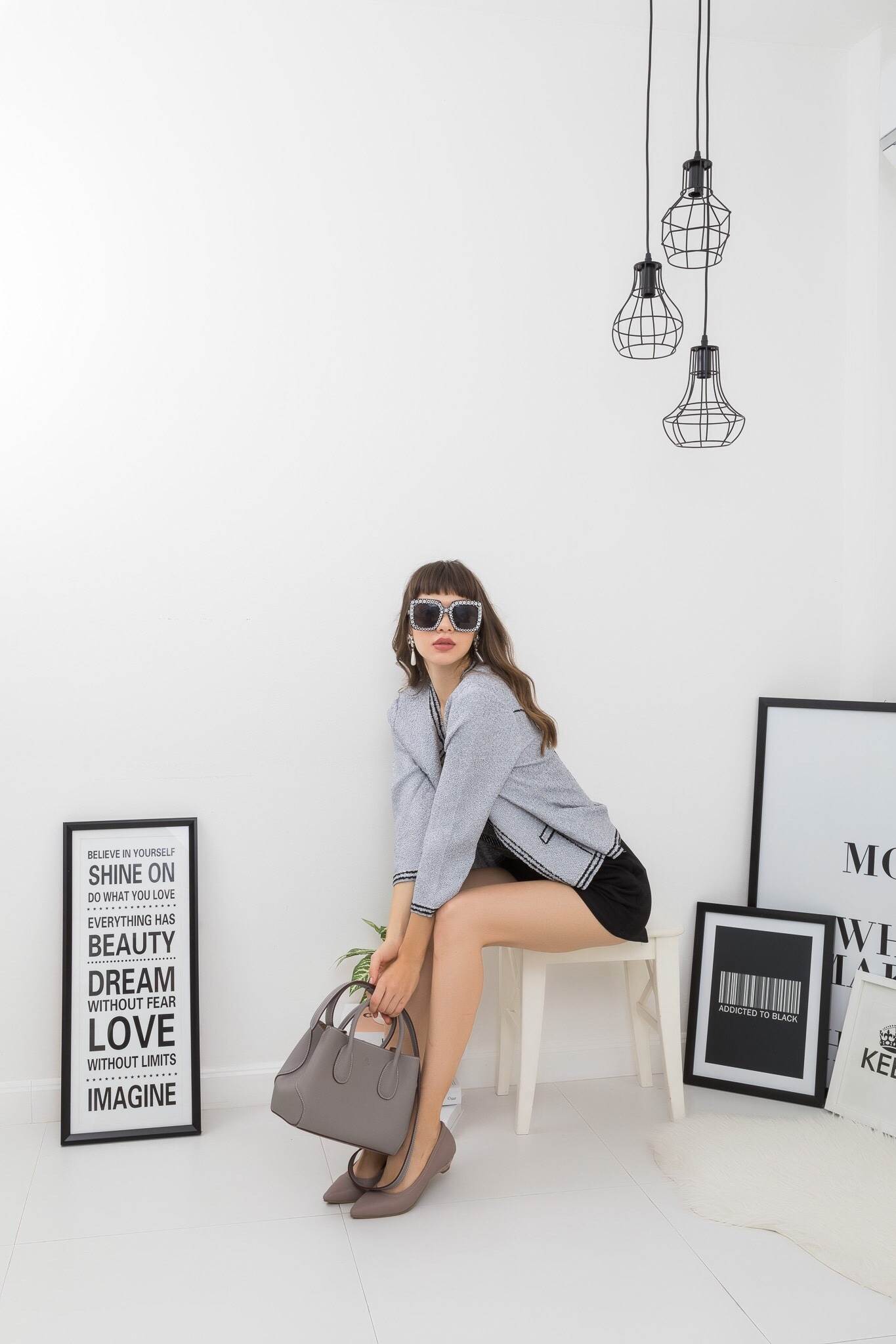 KEEP รุ่น COZY สวย ตอบโจทย์ ด้วยรูปทรงที่ เรียบหรู ทรงกระเป๋า ปรับได้ 2 แบบ เก็บทรง หรือ ขยายทรงได้ ตอบโจทย์ทุกการใช้งาน หนังกระเป๋า Saffiano อย่างดี ภายใน บุด้วย ผ้า Craft เอกลักษณ์เฉพาะ ทำให้ กระเป๋าเบา และ เพิ่มความสวยงาม ภายใน ทำช่อง แยก เฉพาะ สำหรับเ