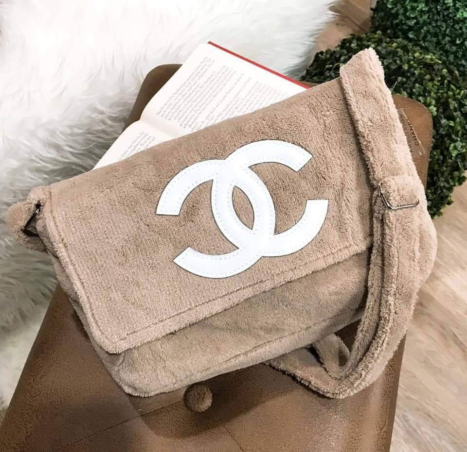 Chanel Beaute Crossbody Bag กระเป๋าสะพาย VIP. GIFT ของแท้ จาก Chanel Cosmetic วัสดุขนวูฟสีดำหนานุ่ม ตัดโลโก้แบรนด์หนังแก้วสวยโดดเด่น น้ำหนักเบา เปิดปิดด้วยฝาปิดกระดุมแม่เหล็ก ใบใหญ่กำลังดี ใส่ iPad, กระเป๋าสตางค์ใบยาว, และของจุกจิกได้เยอะ มาพร้อมสายยาวเลื