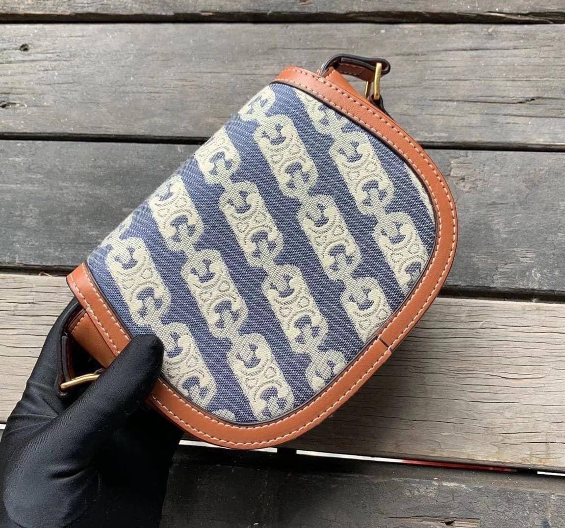 VIP 】หนังแท้ CELINE CROSSBODY BAG CELINE CRECY IN MAILLOM TRIOMPHE JACQUARD AND CAFTSKIN BAG กระเป๋าสะพายทรงสวยหรูอยู่ทรงเปิดปิดด้วยฝาปิดกระดุมโลโก้แบรนด์ ภายในโล่ง ขนาดกะทัดรัด น่ารัก สายสะพายหนังยาวปรับระดับได้จะสะพายไหล่หรือ CROSSBODY ก็ดูดี ตัวจริงสวย