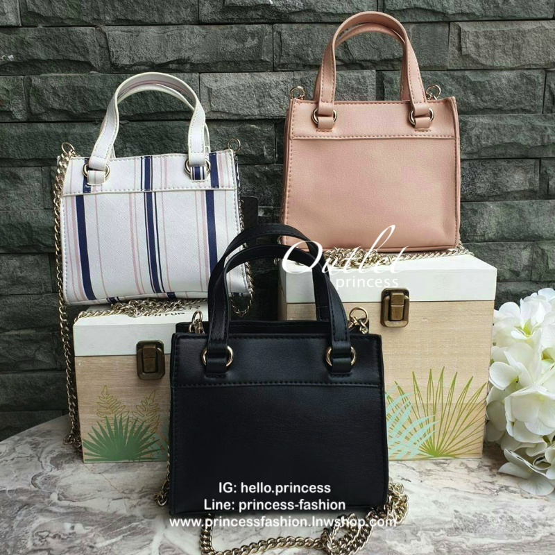 GUESS TAYLOR MINI SATCHEL CROSSBODY BAG กระเป๋าสะพายใบเล็ก สไตล์ สวยหรู คุณหนู ไฮโซ น่ารักมากๆ วัสดุหนังpu เย็บลายตาราง หนังนิ่ม จับนุ่มมือ และ ลายทาง หนัง saffiano ตั้งอยู่ทรง แบบน่ารักไม่ซ้ำใคร ด้านหน้าประดับโลโก้แบรนด์ อะไหล่ทอง มาพร้อมสายโซ่ ถอดออกได้