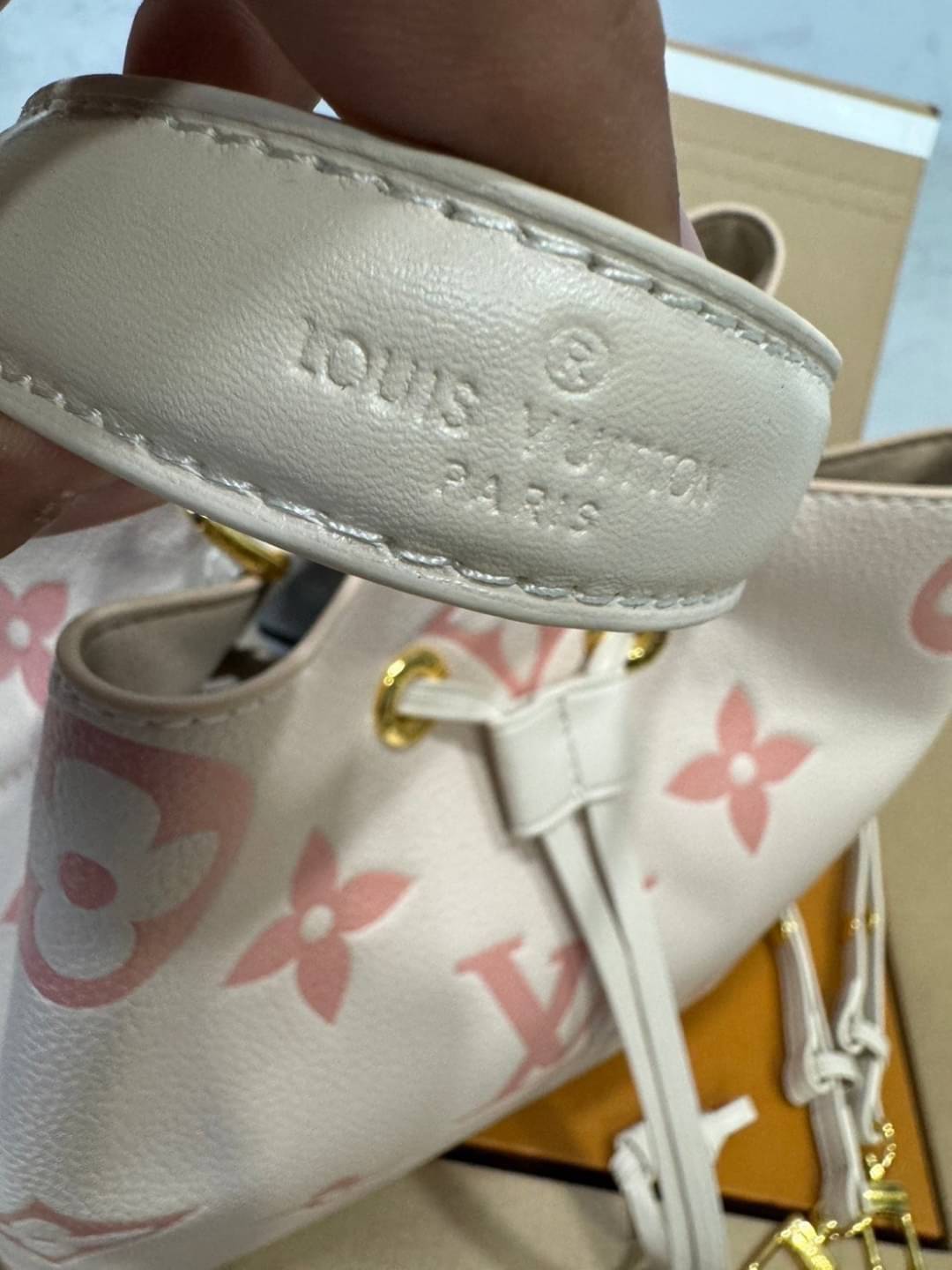 LV NeoNoe MM Monogram Flower กระเป๋าสะพายทรงบัคเก็ตเสน่ห์ชวนหลงใหล อีกหนึ่งรุ่นท็อปฮิต ที่ไม่มีไม่ได้จริงๆ