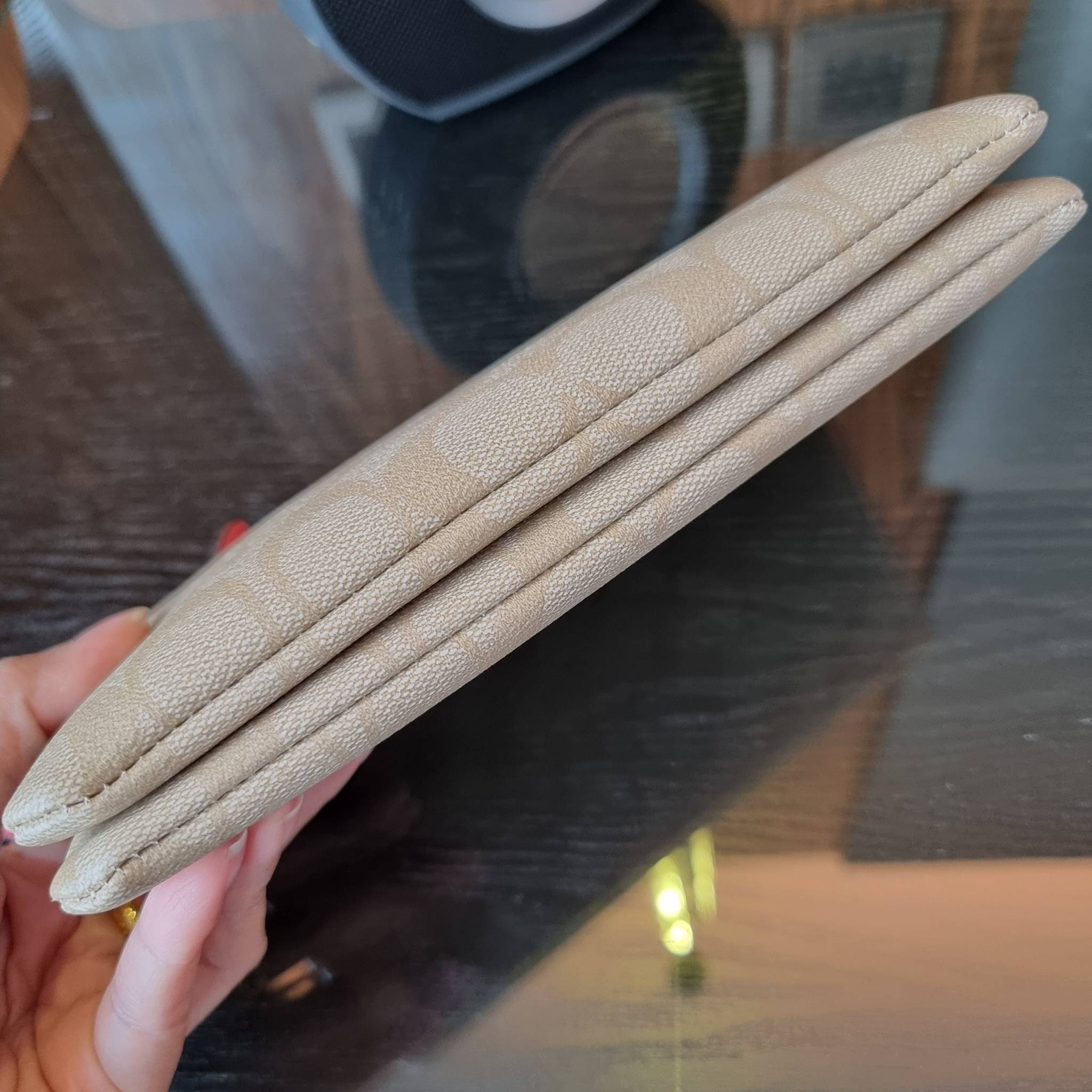 COACH F54057 DOUBLE ZIP WALLET IN SIGNATURE กระเป๋าคล้องมือ size L ใบนี้ใส่มือถือได้ทุกรุ่น ขนาดกำลังดี พกพาสะดวกมากๆ วัสดุหนังสังเคราะห์ ภายในเป็นผ้าสีสวยคม ใส่ธนบัตร ใส่บัตรได้เยอะ ใส่มือถือได้สบายๆทุกรุ่น ตอบโจทย์สาวๆที่ไม่ชอบพกเยอะวุ่นวายจ้า ใบนี้เอาอ