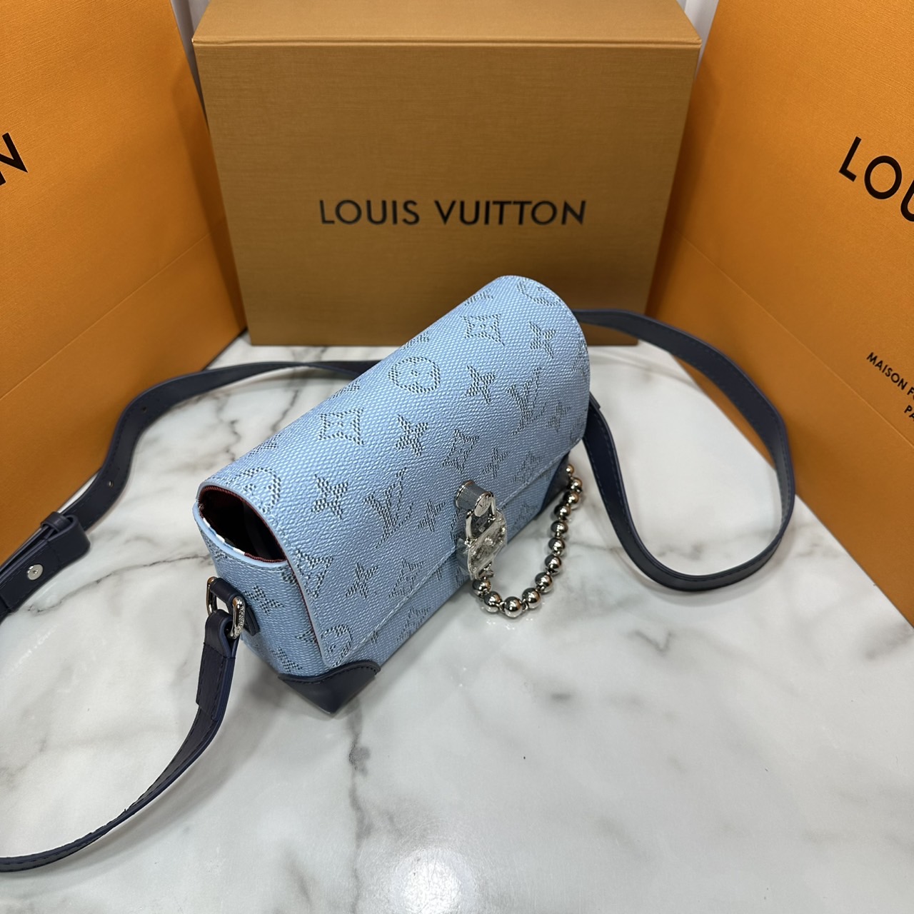 ORI หนังแท้ | LV Steamer crossbody bag Monogram Canvas / LV Trunk Bag กระเป๋าสะพาย กระเป๋าสตางค์แบบสะพายรุ่น Steamer รังสรรค์จาก Monogram แคนวาส แต่งขอบหนัง Aged Natural และฮาร์ดแวร์สีทอง