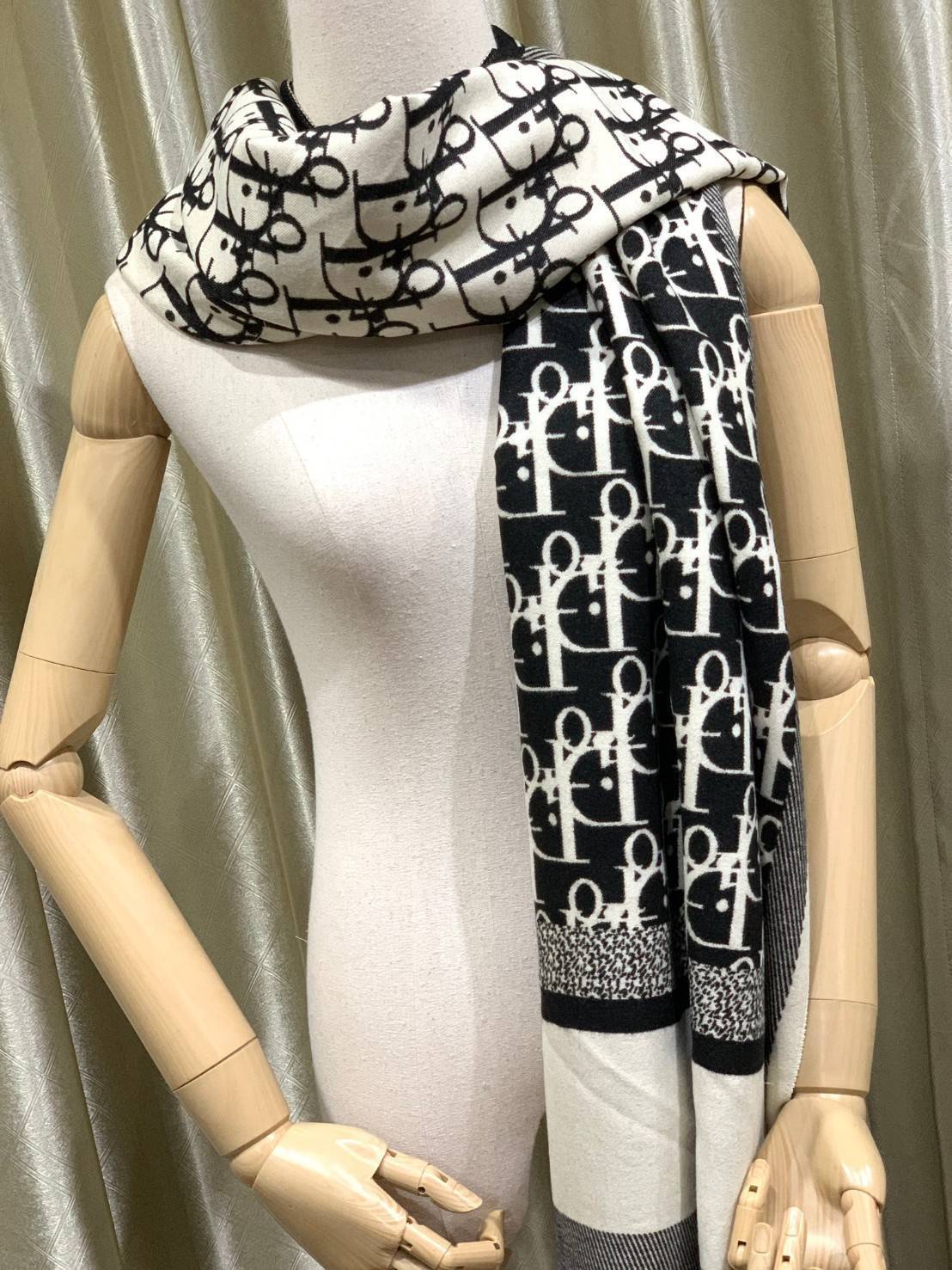 CHRISTIEN DIOR PARIS VINTAGE SILK SCARF สุดเอ็คเซ็คคลูทีฟกับแบรนด์ดังจากปารีส ด้วยงานพรีเมี่ยมกิ้ฟ ส่งมอบความรู้สึกดีๆให้กับคนที่คุณรัก ในรูปแบบผ้าพันคอและผ้าคุมไหล่ผืนใหญ่ให้ความอบอุ่น ถักทอด้วยผ้าcashmereลายวินเทจ มาพร้อมกล่องแบรนด์และถุงกระดาษกลายเป็นข