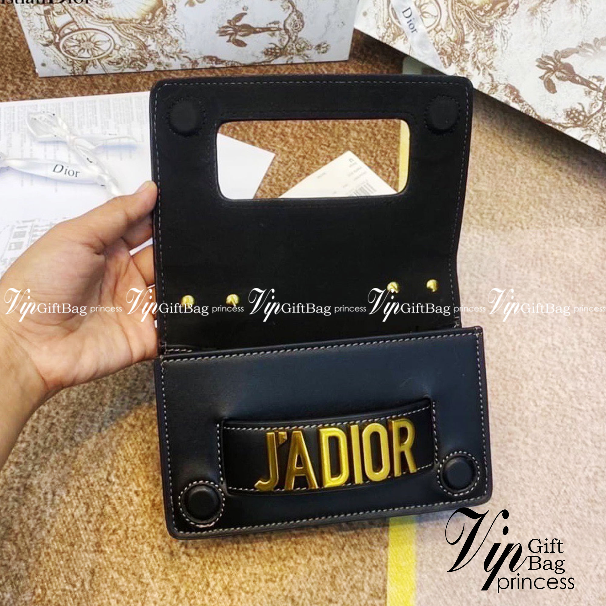 DIOR J'adior Flap Bag กระเป๋าสะพายดิออร์ ทรงกล่องเปิดหน้า แต่งอะไหล่ทอง มาพร้อมสายสะพายยาวครอสบอดี้หรือดึงขึ้นสะพายข้างได้ค่ะ งานชนชอป ใช้ได้ Everyday Look พร้อมส่งที่ไทย