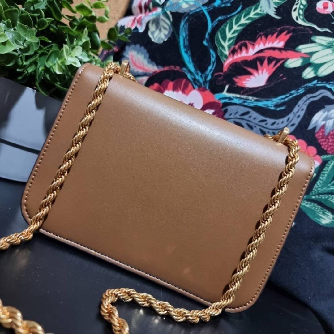 TORY BURCH ELEANOR SMALL CONVERTIBLE SHOULDER BAG ฮอตไอเท็ม รุ่นนี้ขายดีขายหมด สวยหรู คุณหนู ผู้ดี!! หายากมากแล้วน้า กระเป๋าสะพายข้าง ดีไซน์อยู่ทรง ขนาดกำลังสะดวกใช้สำหรับสาว วัสดุหนังแท้เต็มใบ สีทูโทน เปิด-ปิดด้วยแถบแม่เหล็ก ภายในแบ่งสัดส่วนได้เป็นอย่างด