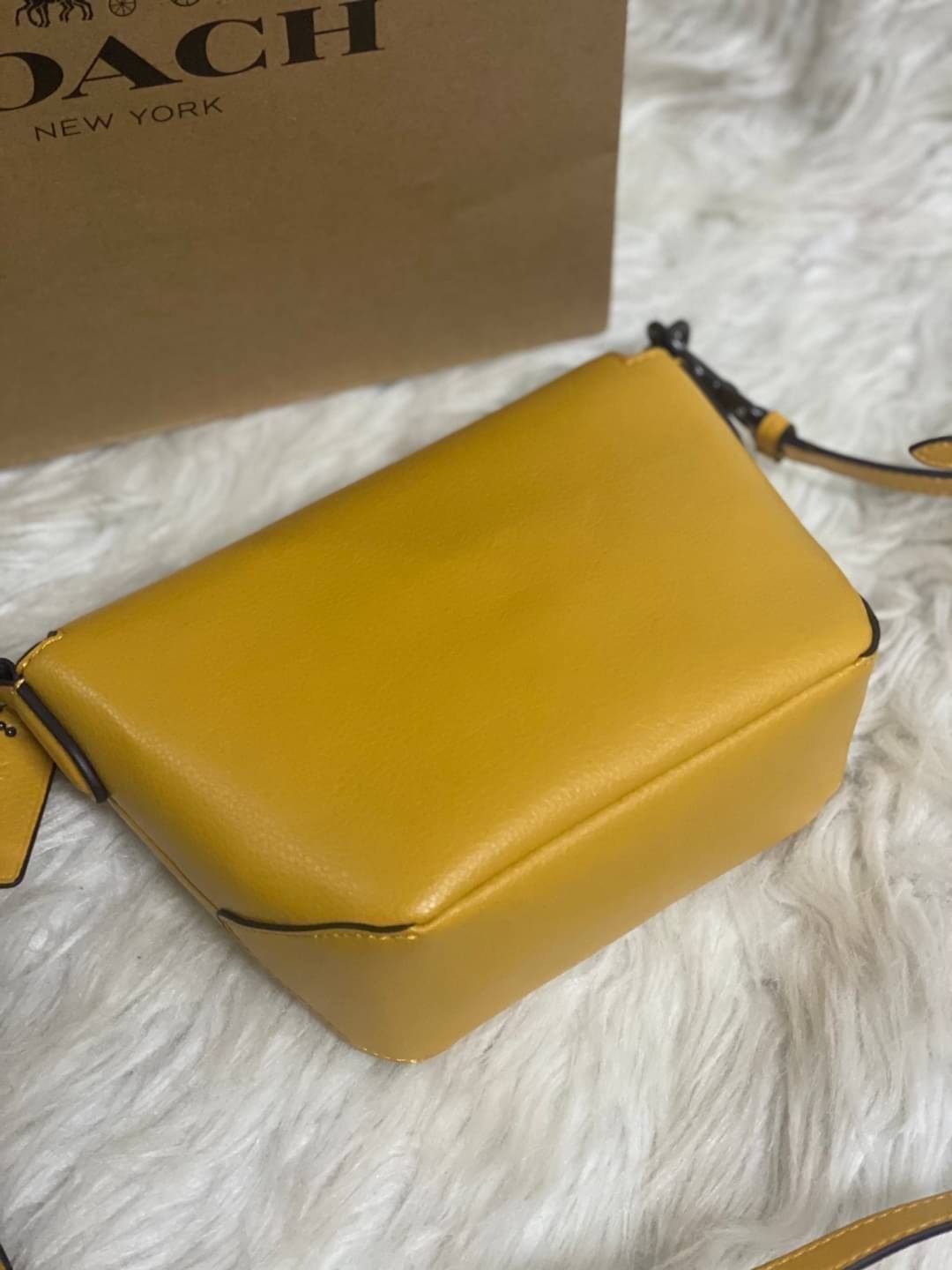 คอลเลคชั่นใหม่ ทั้งสวยทั้งคุณภาพค่ะ😘 COACH KARLEE CROSSBODY BAG 💐พร้อมส่ง ได้ไปไม่ผิดหวังแน่นอนค่ะ! สวยๆแบบคนดังระดับโลกกันค่าา กระเป๋าสะพายแบบครอสบอดี้ร์ หนังแท้นิ่มสวยงามมากๆค่ะ รูปทรงน่ารักกระทัดรัด เปิดปิดกระเป๋าแบบหมุนล็อค ภายในสามารถ