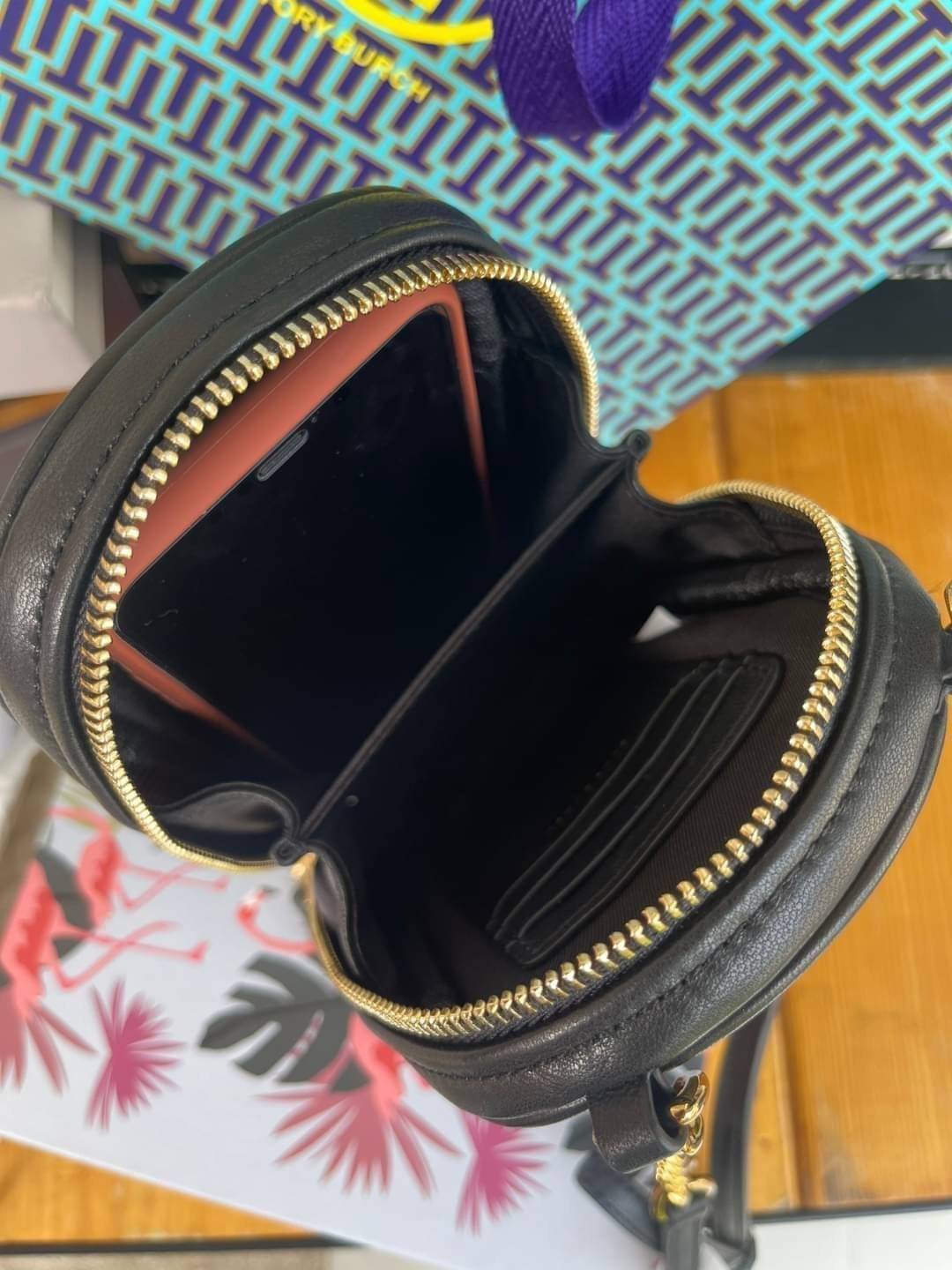 OUTTLET 】Tory burch kira chevron n/s crossbody bag กระเป๋าสำหรับใส่มือถือหรือของจุกจิกต่างๆ ได้กลายมาเป็นแฟชั่นสุดร้อนแรงแห่งปี คอลเลคชั่นนี้ออกมาเพื่อเอาใจสาวๆโดยเฉพาะ สีสันสุภาพเพื่อให้แมทช์กับสีสันของเสื้อผ้า ได้ง่าย ภายในยังสามารถแบ่งสันปันส่วนไว้สำหร