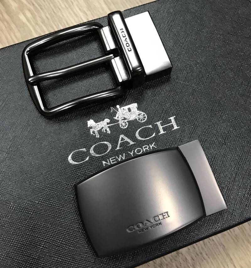 COACH BELT VALUE PACK BOX SET เซทเข็มขัด 2in1 Limited Edition จาก Coachในเซทมีหัวเข็มขัด2แบบ2สไตล์สวยน่าใช้ สายเข็มขัดสามารถกลับด้านใช้ได้2ด้านมี2ลายให้หนุ่มๆสลับใช้ได้ถึง4แบบในเซทเดียวไม่จำเจ สายเข็มขัดปรับระดับได้เจาะรูปเพิ่มได้ มาพร้อมกล่องเเละถุงกระดา