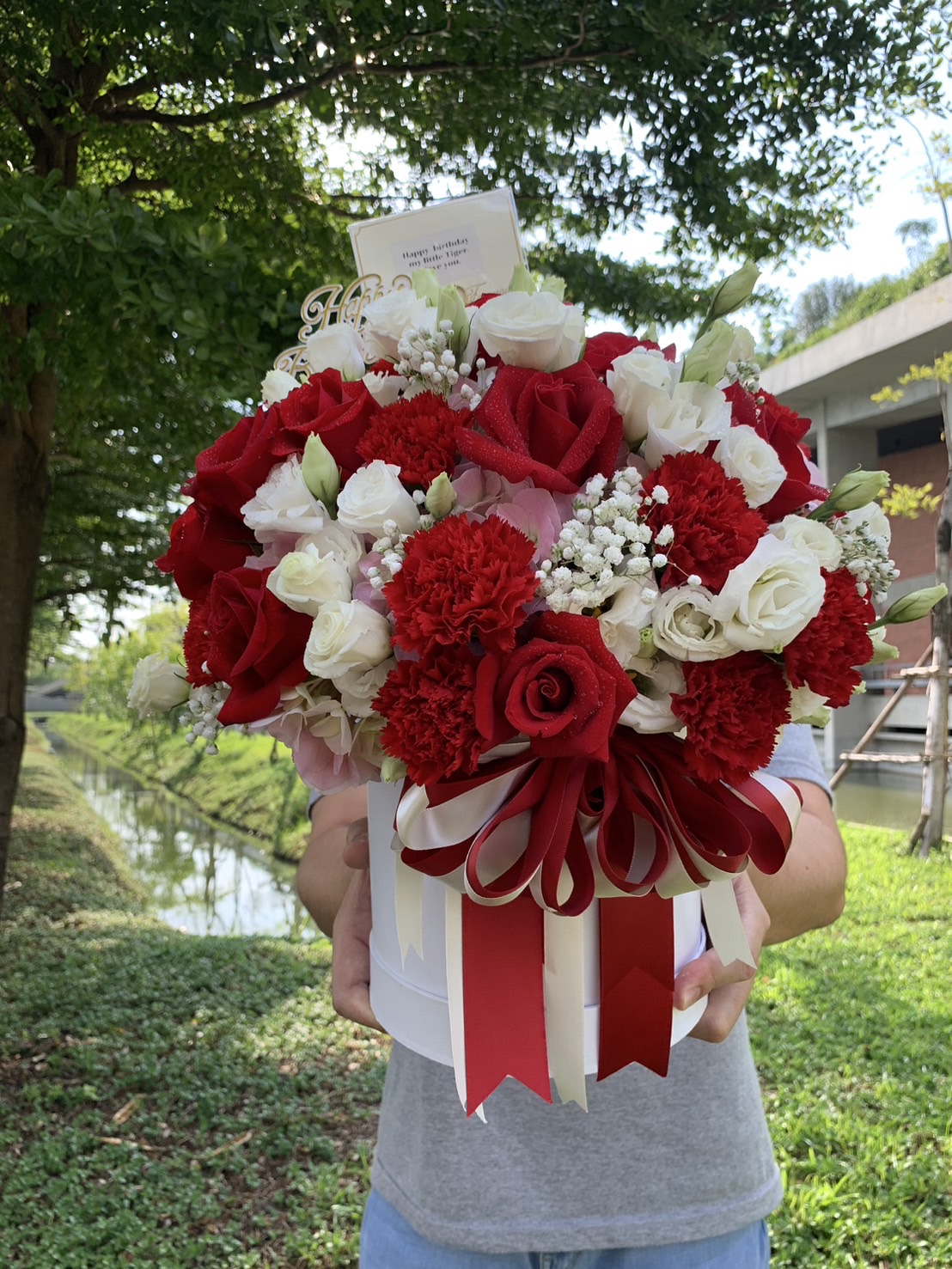 Flowers box ดอกไม้โทนสีแดงขาว