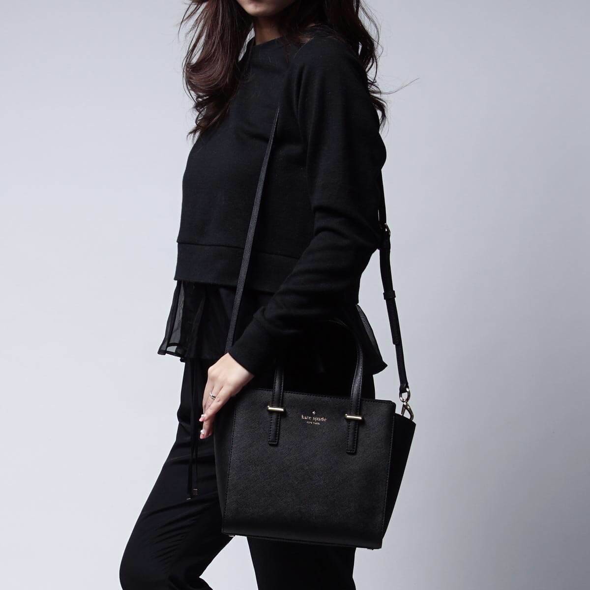 Don't Miss! KATE SPADE NEW YORK CEDAR STREET HAYDEN BAG กระเป๋าถือหรือสะพายหนัง Saffiano สวยหรูอยู่ทรงสไตล์ PRADA ด้านหน้าประดับโลโก้สีทองสวยไฮโซ ภายในมีช่องซิปและช่องเล็ก ซับในอย่างดีสกรีนลาย Kate Spade กว้างและจุ ใส่ ipad mini กระเป๋าสตางค์ ของใช้ไ