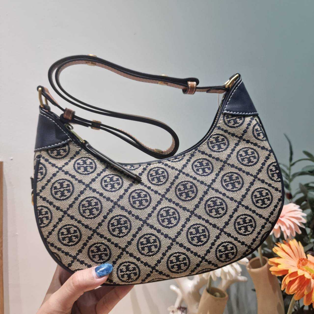 TORY BURCH T MONOGRAM CRESCENT BAG คอลเลคชั่นใหม่มาแรง! สมแก่การรอคอยในสไตล์ทีโมโนแกรมอันเป็นเอกลักษณ์ รูปทรงสวยโดดเด่น สะพายง่ายคล่องตัว