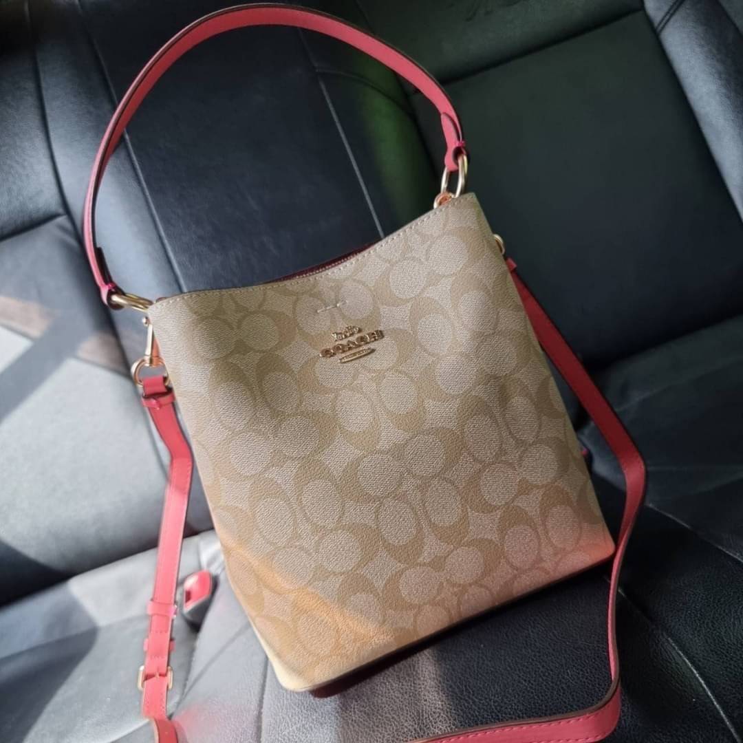 COACH 2312 SMALL TOWN BUCKET BAG IN SIGNATURE CANVAS รุ่นยอดนิยมใบเล็กมาครบสีแล้วจ้า กระเป๋าทรงบัคเก็ต สีผู้ดี๊ผู้ดี ตัวกระเป๋าดีไซน์คลาสสิคลายซี ดูโดดเด่น วัสดุหนังแคนวาสเคลือบลาย สวยคมทุกมุมจริงๆ!! เปิด-ปิดด้วยกระดุมแม่เหล็กทั้ง 2 ฝั่ง ภายในเป็นช่องโล่ง
