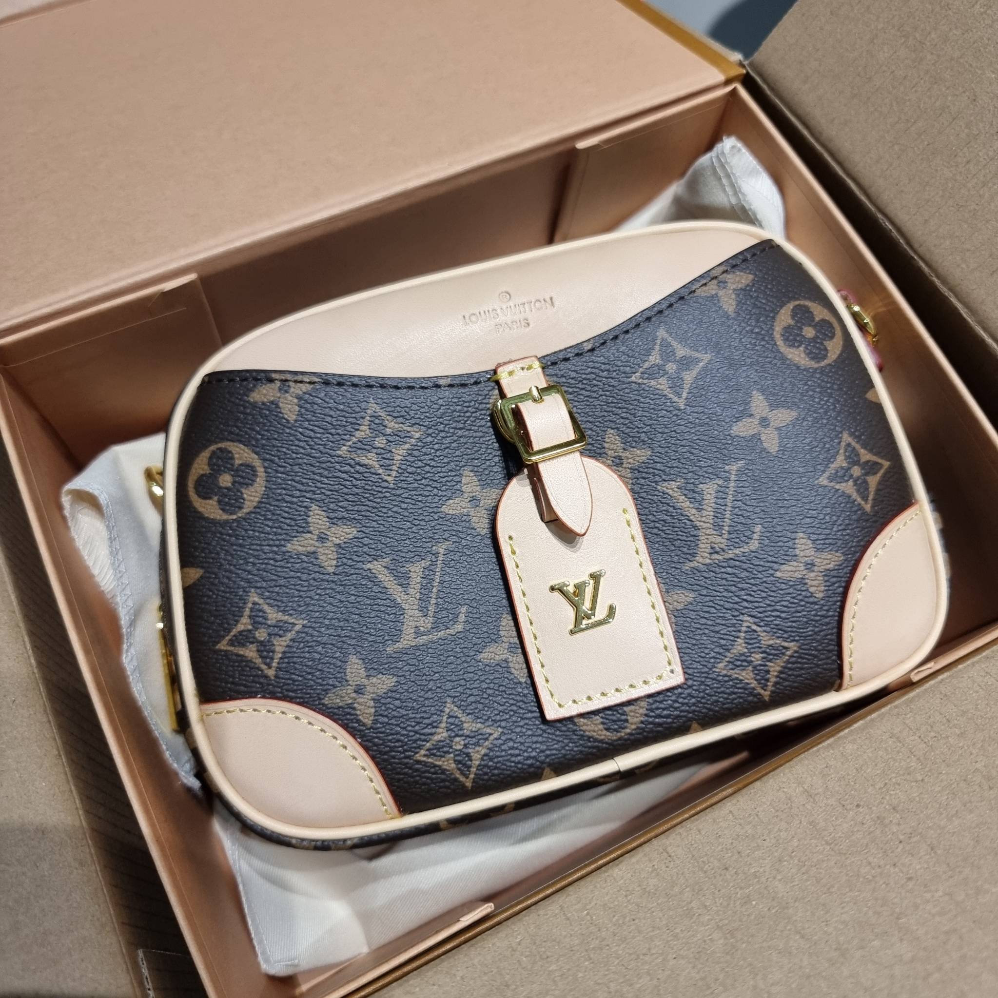 LV Deauville Mini Monogram Canvas bag เดอะเบสท์เซลเลอร์ ที่ใครก็ตามหา กับกระเป๋าสะพายทรงกล่อง ไซส์เล็กกะทัดรัด พกพาสะดวก รูปทรงสวยหรู วัสดุหนังแคนวาสสลับหนัง