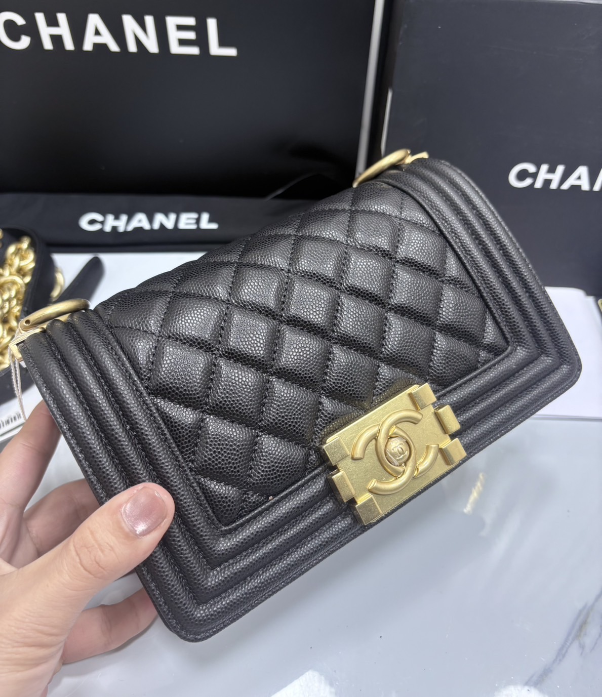 ORI หนังแท้ | CHANEL Boy 20cm shoulder bag กระเป๋าสะพายรุ่นยอดนิยมสุดคลาสสิคตลอดกาล หรูหราระดับตำนาน สวยงามเหนือกาลเวลา ขนาดเล็กน่ารัก ไม่ว่าเวลาจะผ่านไปเเค่ไหนก็ไม่เคย Out เรียบ หรู คลาสสิค ผู้ดี ไฮโซที่แท้ทรูสวยมากค่ะ