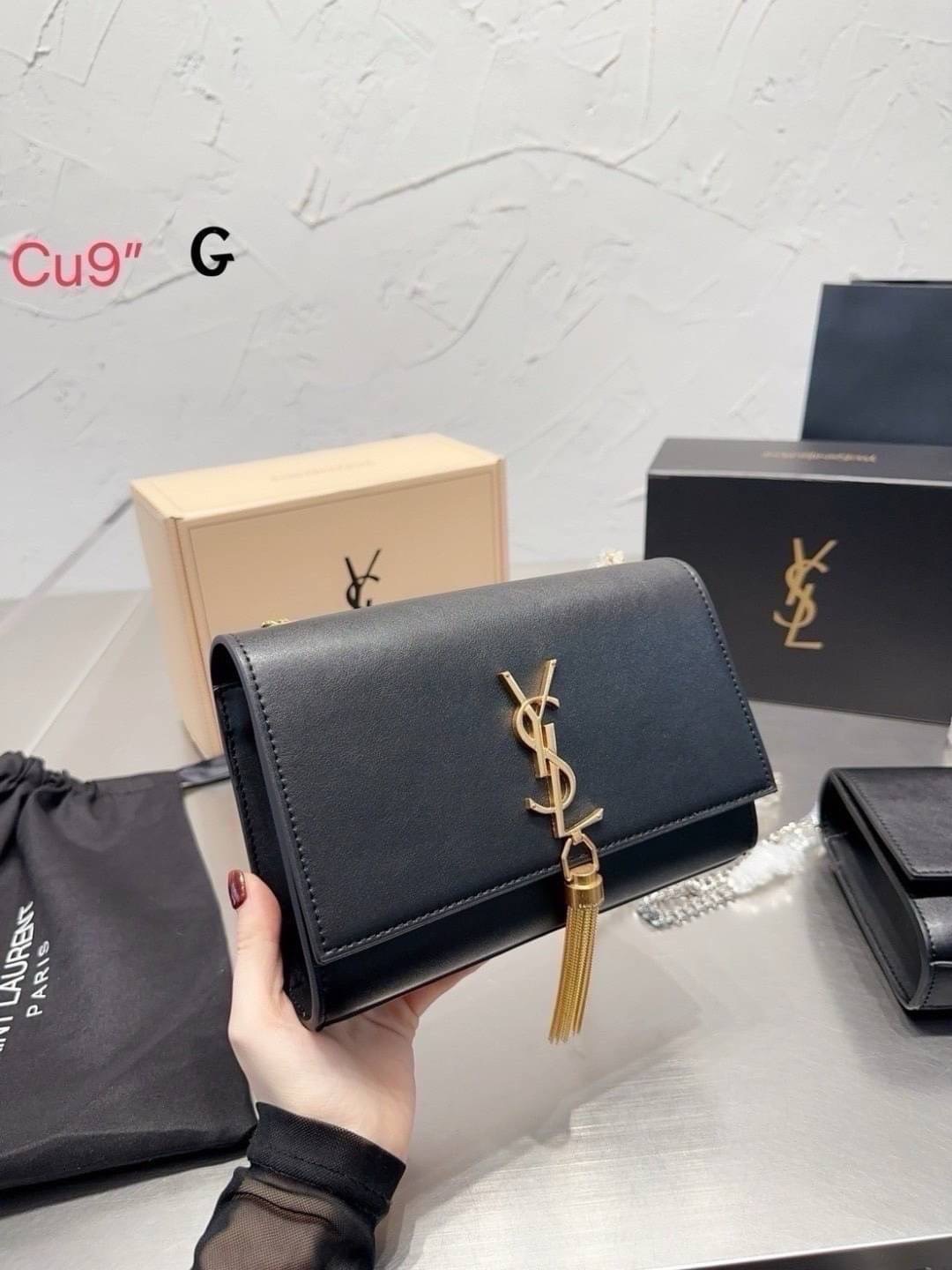YSL KATE SMALL TASSEL BAG กระเป๋าสะพายทรง woc ที่สุดของความฮอต เป็นเอกลักษณ์ความหรูของแบรนด์เลยก็ว่าได้ ดีไซน์เรียบแต่หรูของจริง เพิ่มดีเทลพู่ห้อยสวยโดดเด่น -- [รับตัวแทนกระเป๋า]