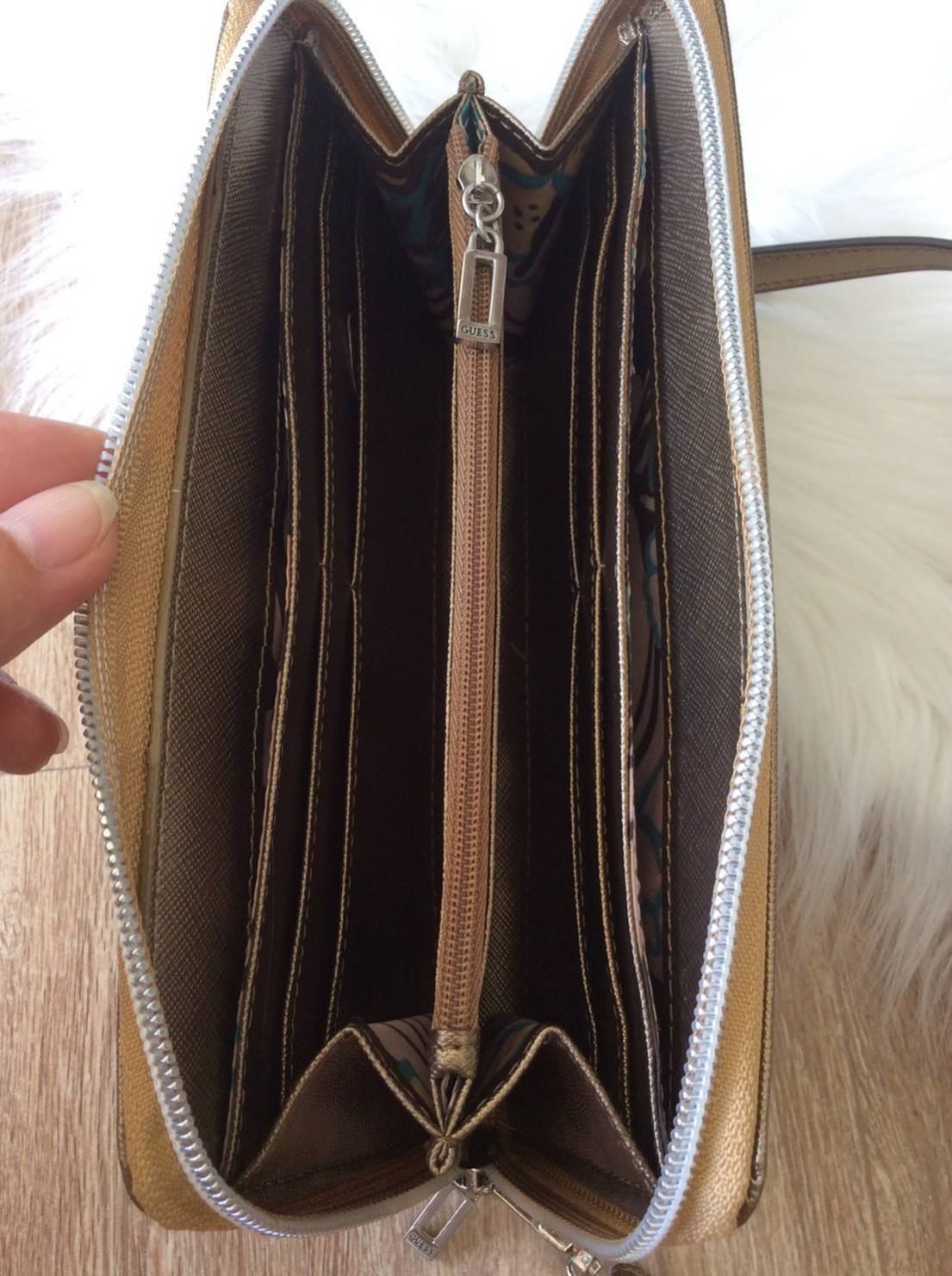 GUESS FACTORY WOMEN'S SAFFIANO LONG WALLET กระเป๋าสตางค์ใบยาวพร้อมสายคล้องมือวัสดุหนัง Saffiano สไตล์ PRADA สวยหรูอยู่ทรง ด้านหน้าประดับโลโก้แบรนด์และแต่งหมุดสุดชิคสวยน่าใช้ ภายในมีช่องใส่แบงก์ ช่องซิป และช่องใส่บัตรหลายช่อง สามารถใส่มือถือ iphone8+ 