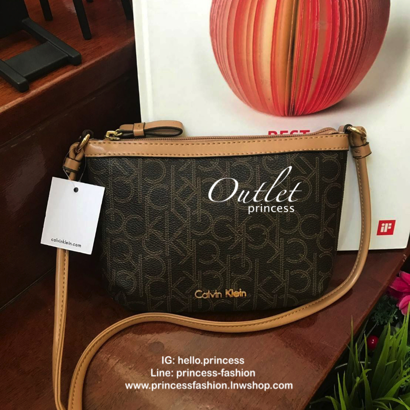 Calvin klein mini crossbodyBag กระเป๋าสะพายทรงครอสบอดี้ มีลายแบรนด์เป็นซิกเนเจอร์รอบใบทั้งภายในและภายนอก เปิดปิดด้วยซิปเดียวใช้งานง่าย ใบมินิน่ารัก ใส่ธนบัตร บัตรต่างๆ เครื่องสำอางค์ของจุกจิกได้ ต้องมีสะพาย นับเป็นตัวเลือกที่น่าสนใจสำหรับคนที่กำลังมองหากร