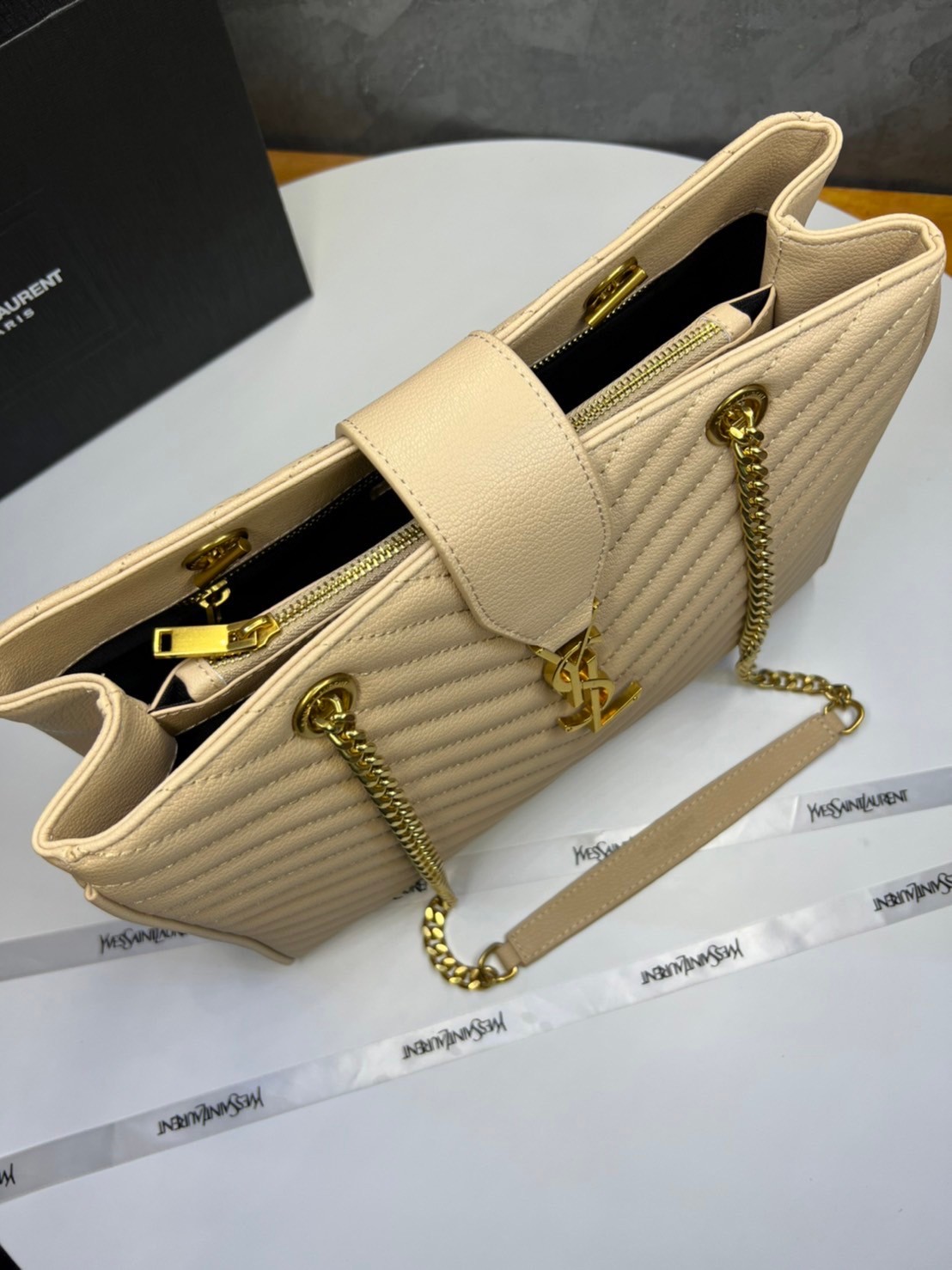 หนังแท้ Saint Laurent YSL Monogram Shopping Large Tote Bag กระเป๋าทรงช้อปปิ้งใบใหญ่ จุของได้เยอะ ภายในแบ่ง 2 ช่อง พร้อมซิปช่องกลาง ภาพสินค้าถ่ายจากงานขายจริง ใช้งานต่างประเทศได้