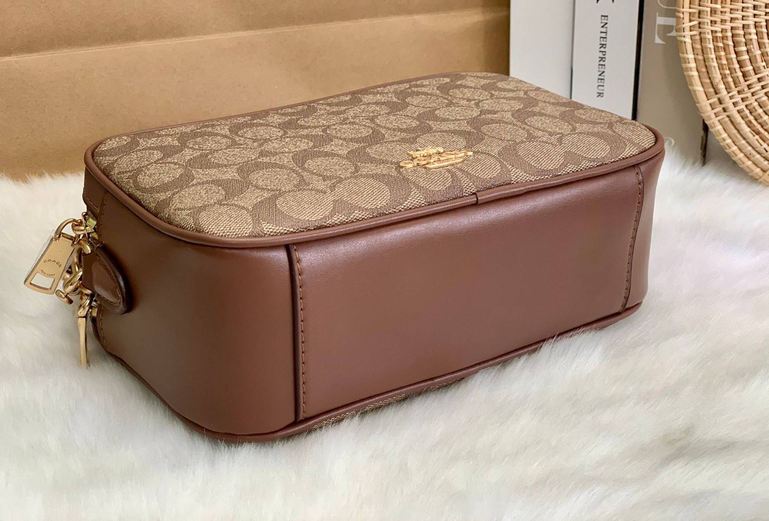 ใครรออยู่จัดเลยค่ะ มากี่รอบไม่พอจริงๆค่ะ😁 COACH JES CROSSBODY IN SIGNATURE BAG กระเป๋าสะพายข้าง//ครอสบอดี้ร์ วัสดุหนังแท้ หนังนิ่มทรงสวย 🔺อะไหล่ป้ายห้อยโลหะแบรนด์นะคะ กระเป๋าแบ่ง2ซิป แต่ละช่องกว้าง สามารถใส่กระเป๋าเงินใบยาวได้; ของจำเป็นได