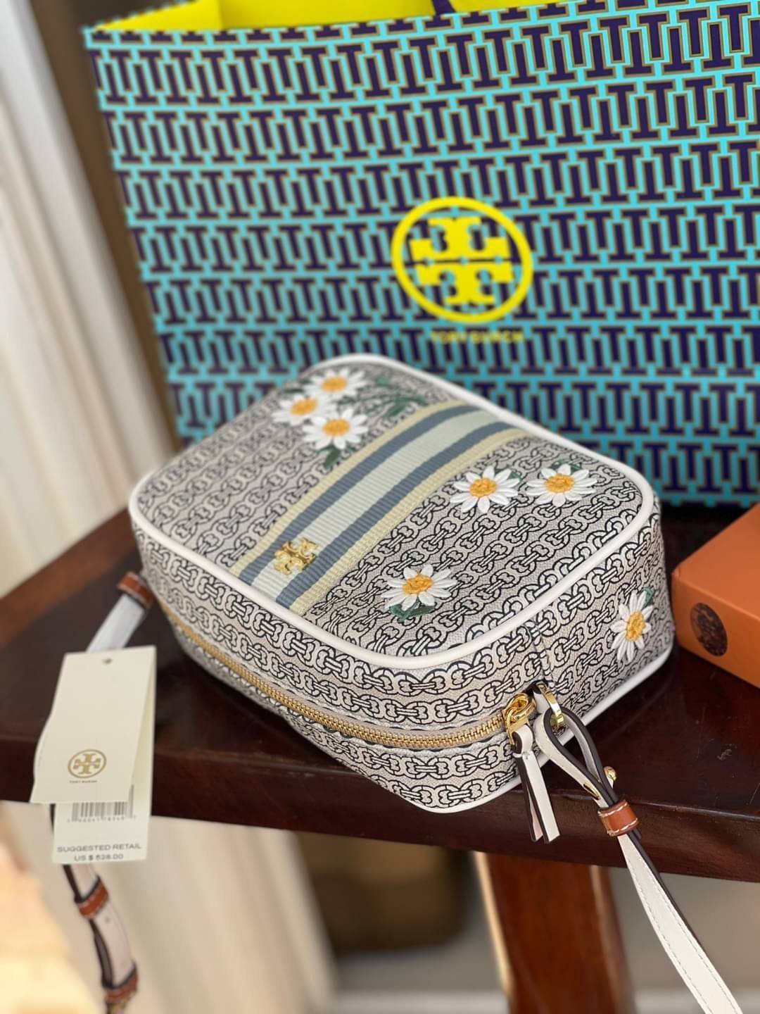Tory burch Gemini Link Canvas Applique Mini Bag Crossbody Daisy Stripe กระเป๋าสุดปังจากทอรี่ เบริช์(Tory Burch) อย่างเจมิไนลิงค์ ในทรงcrossbody bag มีเอกลักษณ์โดดเด่นที่ลายทางตรงกลาง มีการพิมพ์แพทเทิรน์โซ่แบบเรียบหรู เพิ่มความน่ารักจากดอกเดรซี่ที่ถูกจัดวา