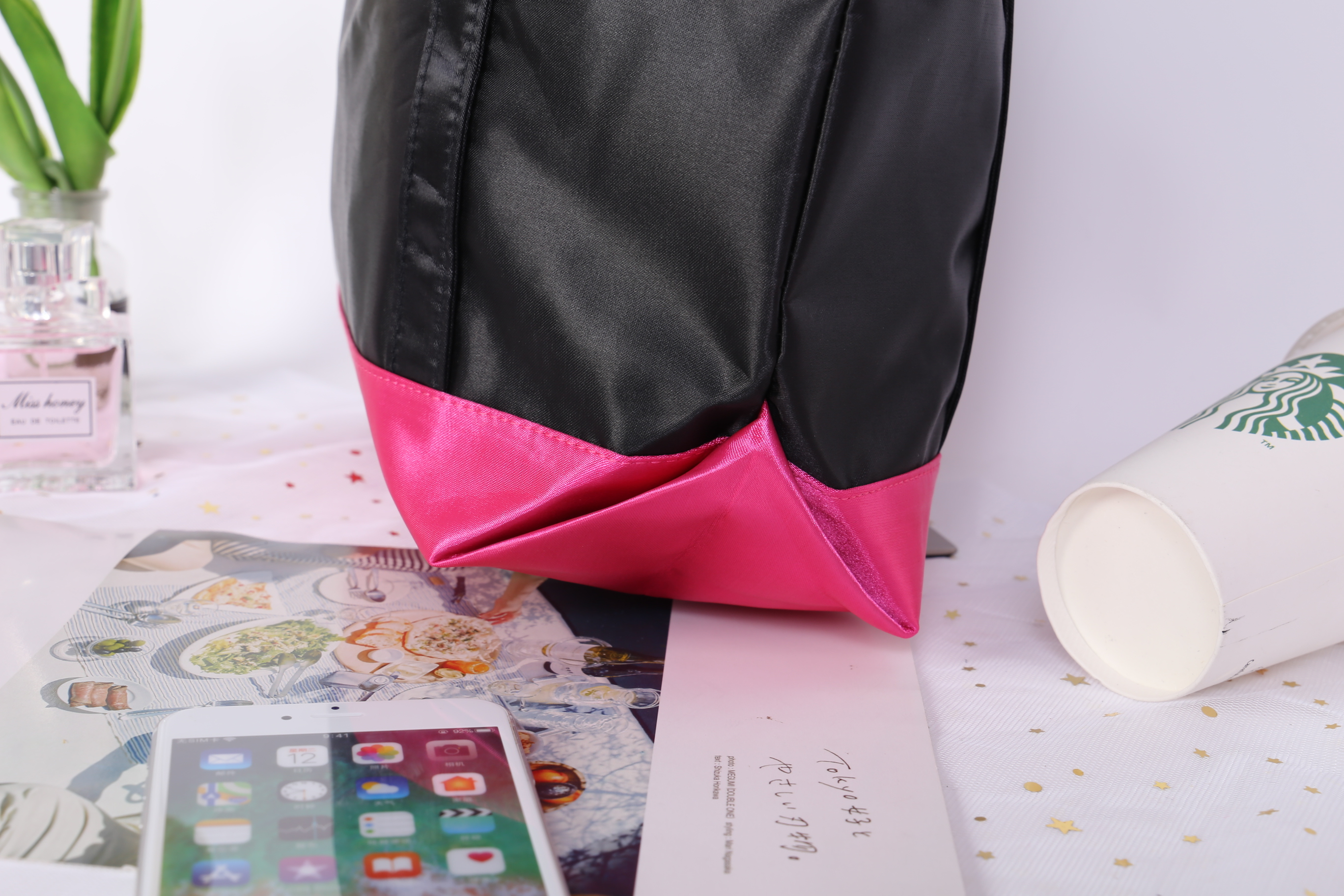 Chanel Satin Shoulder bag วัสดุ (Material) : Satin กระเป๋าสะพายข้าง ขนาดกำลังดีค่ะ ใส่เอกสารหนังสือได้นะคะ ด้านในซับผ้าลายเดียวกับสีกระเป๋าเลยค่ะ เป็นกระดุมแม่เหล็กเปิดปิด สินค้าพรีเมี่ยมแท้ แถมจากเค้าเตอร์แบรนด์ประเทศญี่ปุ่นค่ะ